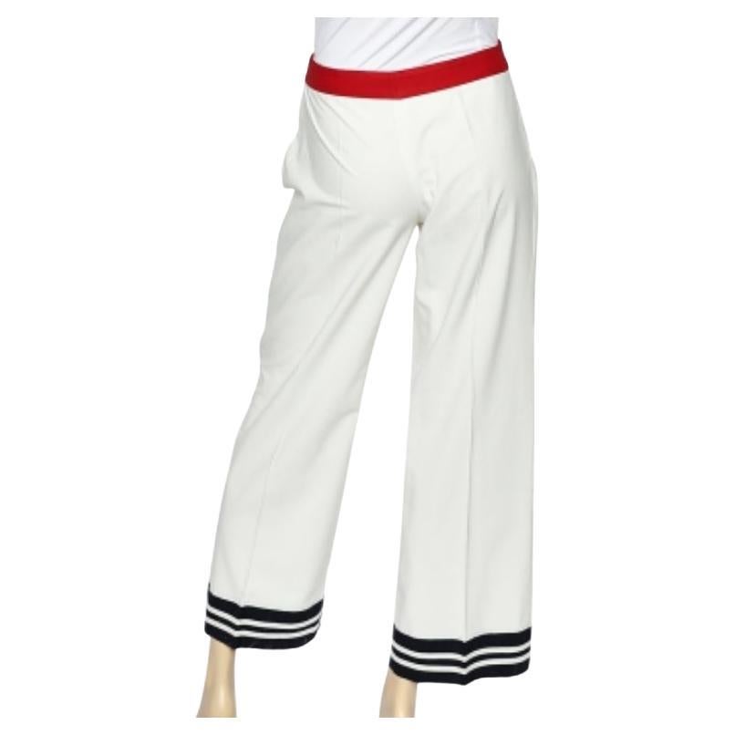 Il tuo repertorio di stilisti sta per diventare lucido ed elegante con questi pantaloni palazzo di Moschino Cheap and Chic. Realizzati in cotone bianco, questi pantaloni sono impreziositi da bordi a contrasto che li rendono eleganti. Ha una chiusura