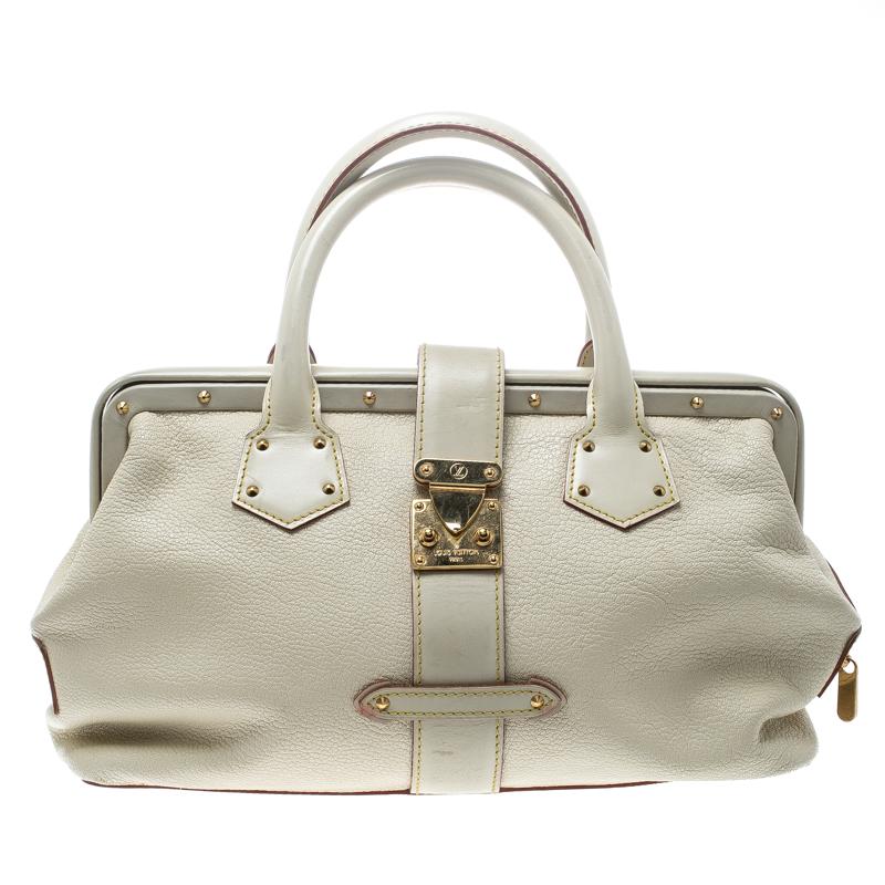 This posh and durable L'Ingenieux bag by Louis Vuitton is a luxurious alternative to everyday bags! Crafted from Suhali leather the bag comes with dual handles, zip detailing on the sides and a frame top with a cross-over flap that has an S-lock