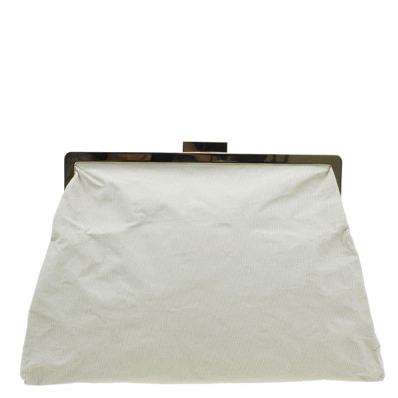 Let your hands enjoy the luxury of this beautiful clutch by Stella McCartney. Crafted from beige canvas, this daisy clutch features a snap closure with engraved brand logo. The interior is satin lined and includes a patch pocket. This splendid