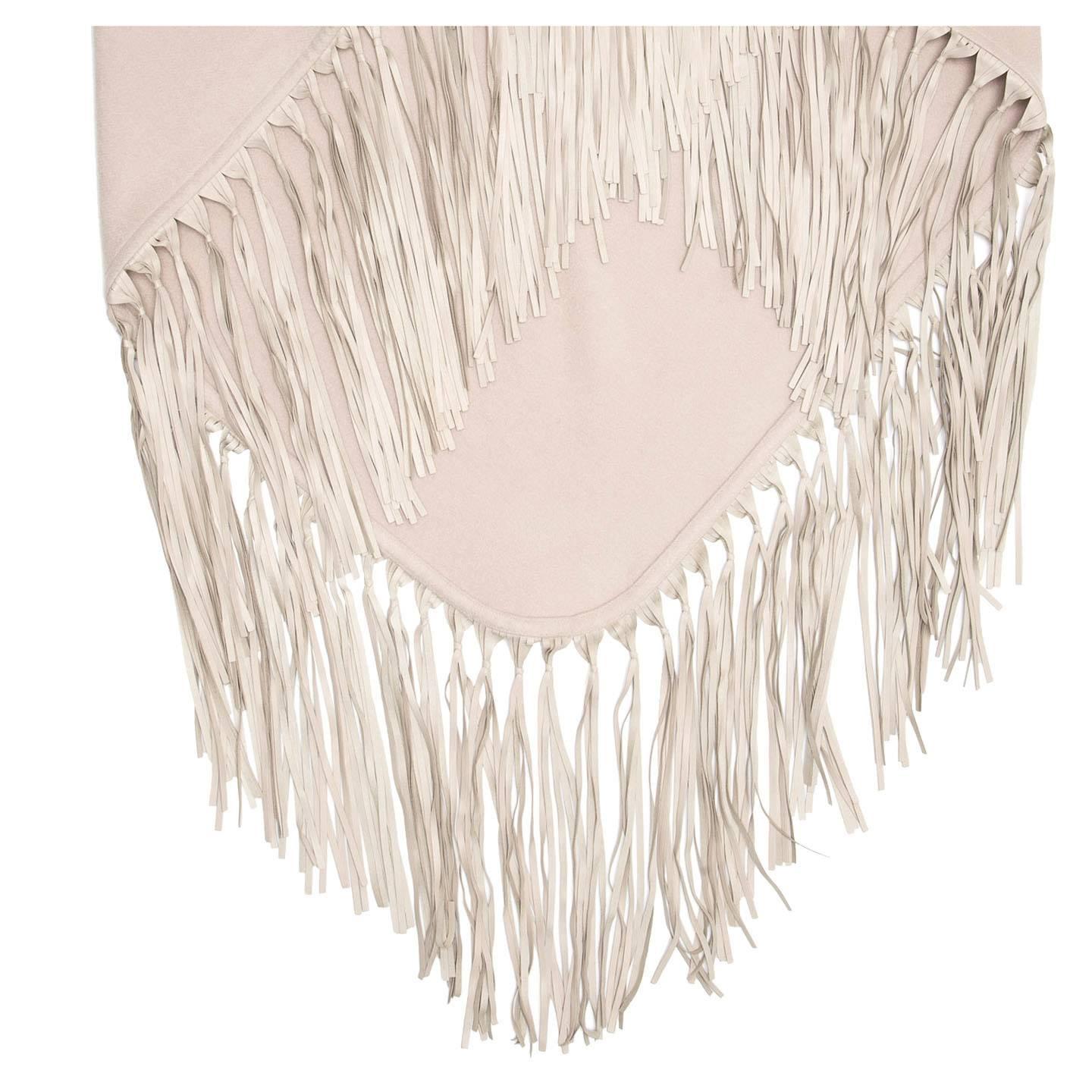 Taupe triangular large cashmere scarf with tone-on-tone leather fringes on two sides. Made in France.

Size  H 38” L 78”
Condition  Excellent: never used in original box