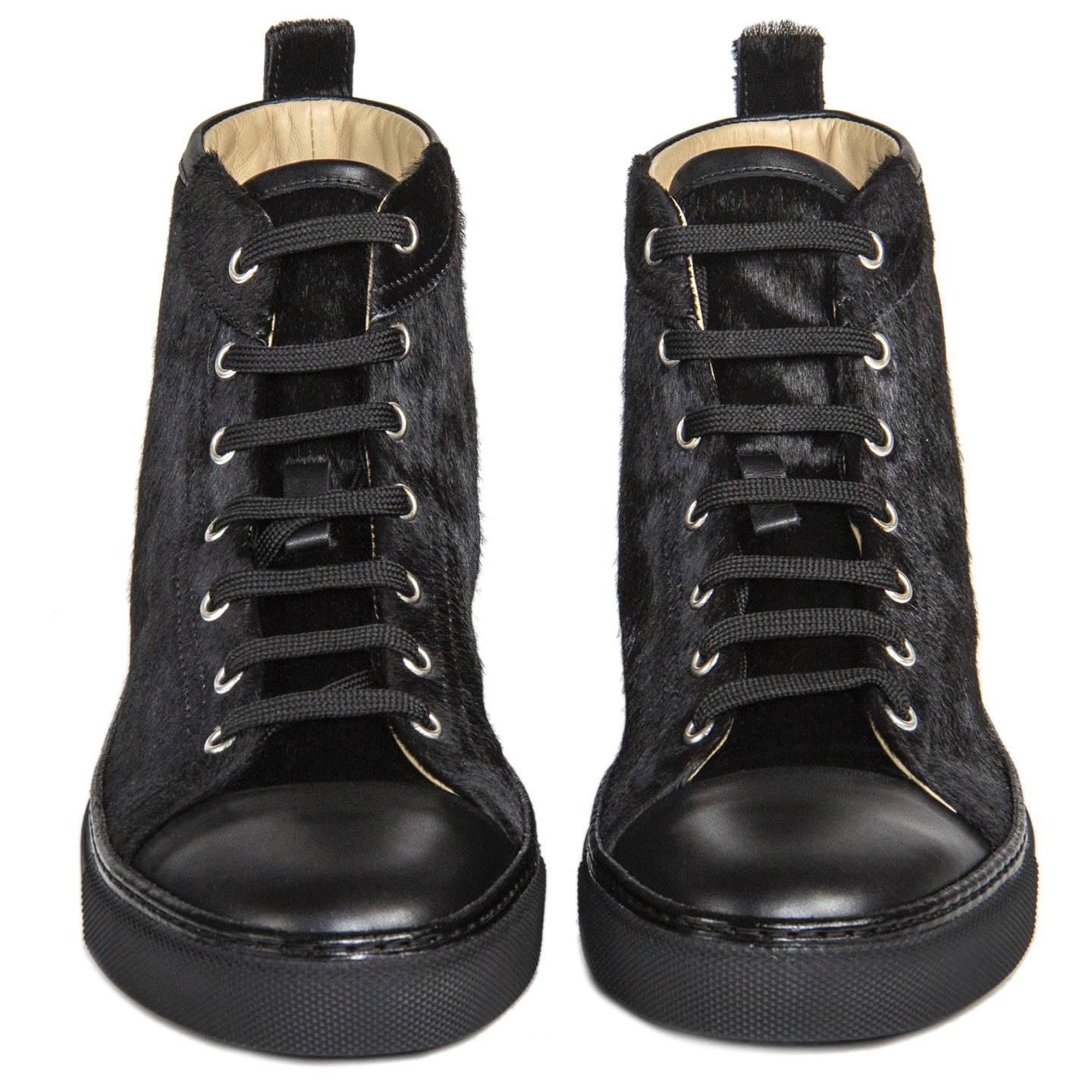 Jimmy pony sport femme noir high top sneakers with rubber sole and round logo on the outer side. Made in Italy.

Size  40 Italian sizing
Condition  Excellent: never worn