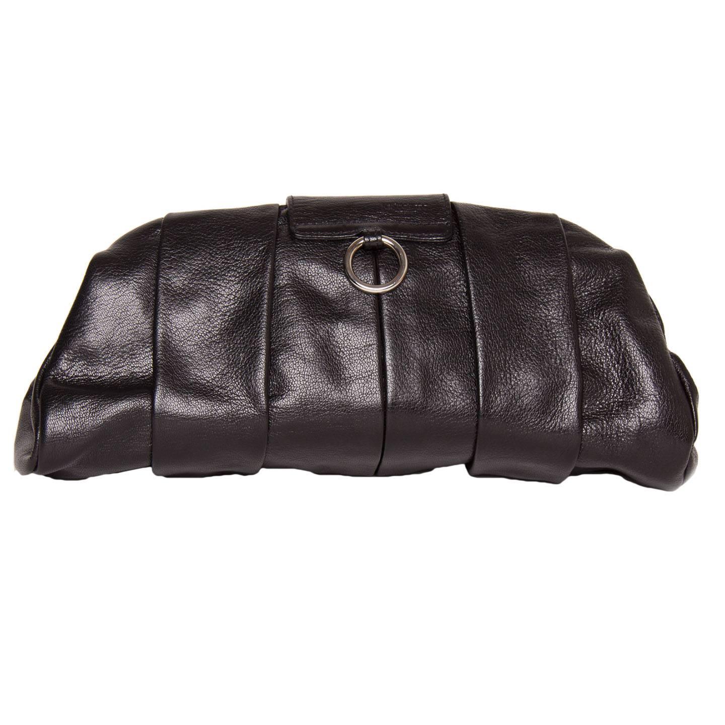 Black leather pleated clutch bag with black and silver enamel kissing lips clasp closure. The silver ring detail at the back is to hold the bag. The interior is made of black suede. Made in France. 
Designer: Tom Ford

Size  H 5" L 11" W