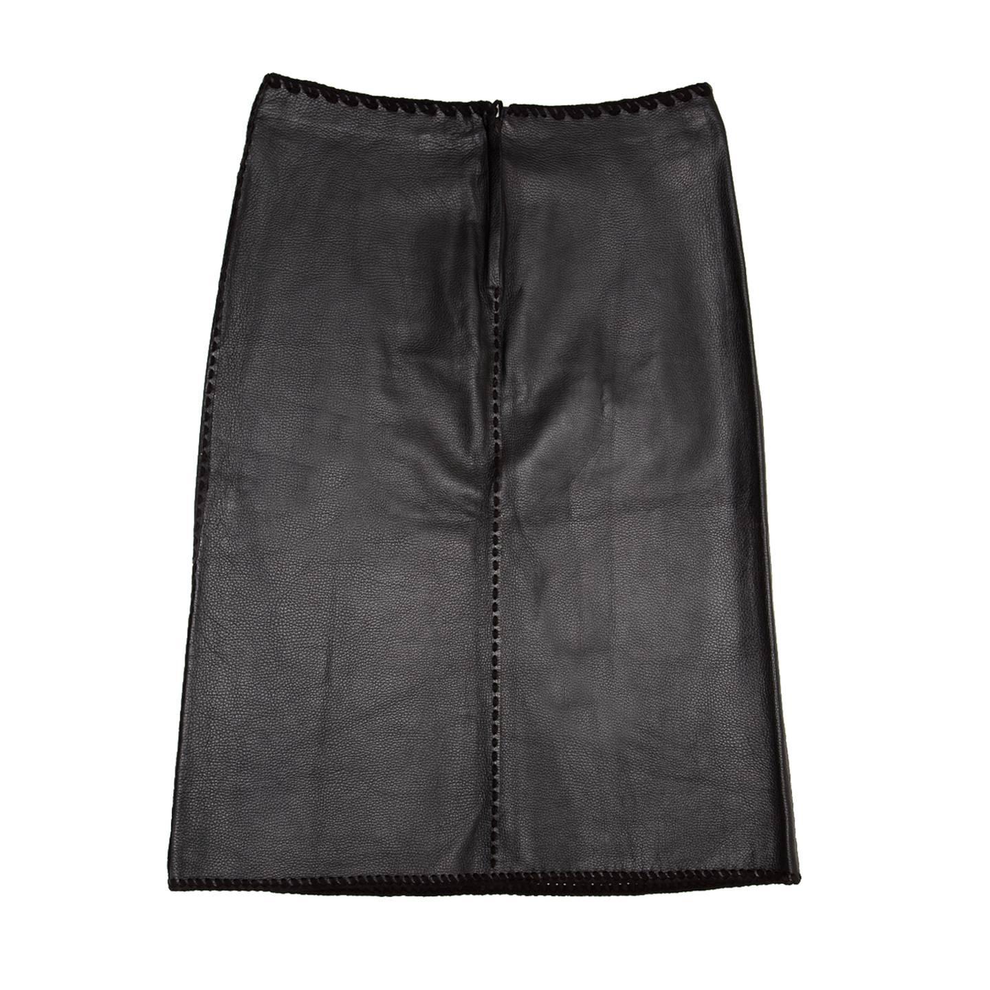 Thick and soft black textured 100% deer skin leather skirt with tone-on-tone suede decorative stitchings on side and central seams, waist and hem. Made in the U.S.A.

Size  10 US sizing
Waist measures 16