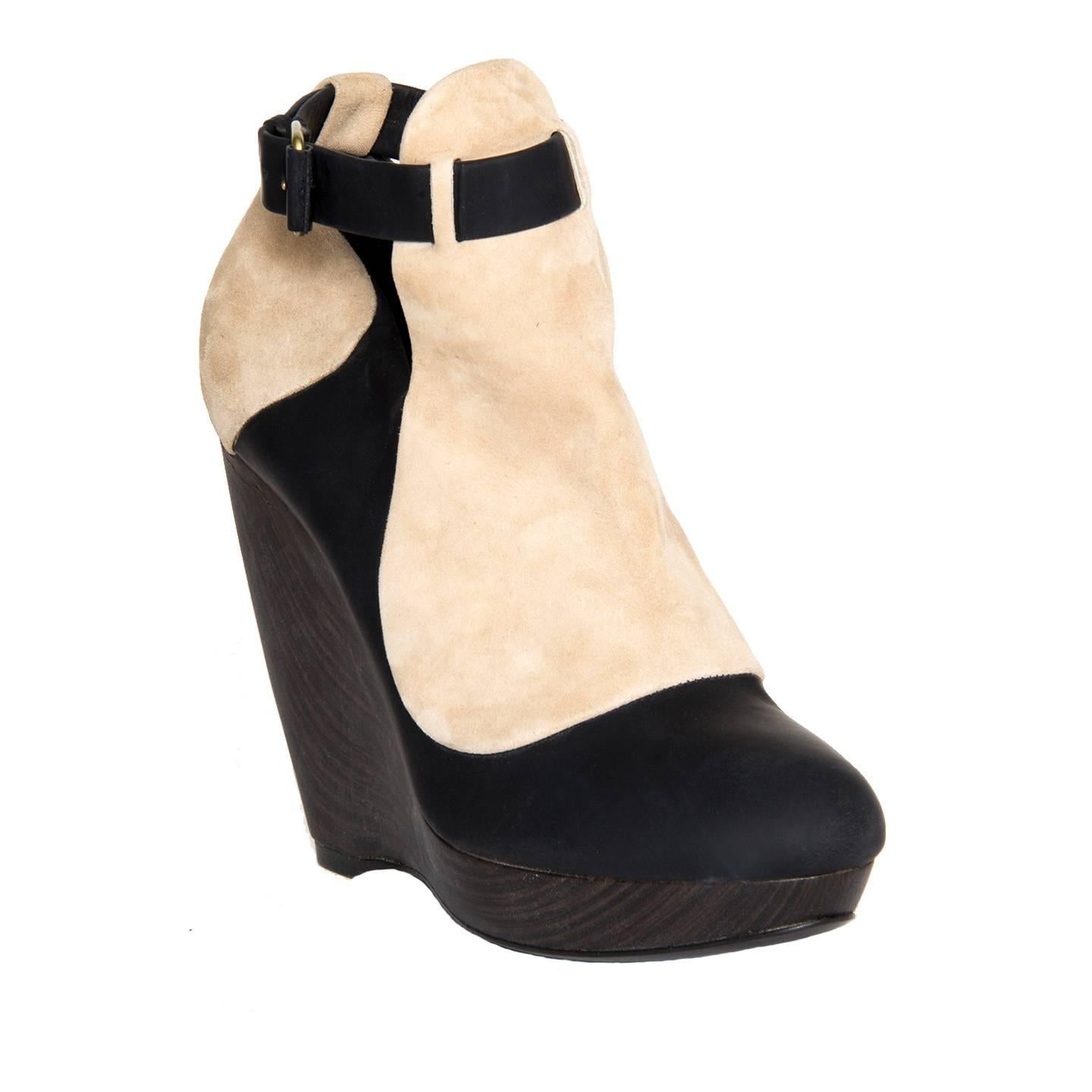 Black neoprene and beige suede wedges with ankle strap closure and brushed gold buckle. The wedge are made of dark brown wood with a rounded profile detail. Made in Italy.

Wedge heel: Front 1
