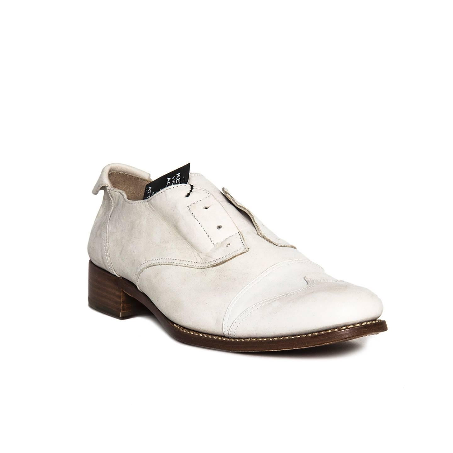 Man style off white leather slip-on brogues with no laces, stitching detailing, ankle pull on tab and brown heel and sole. Vero cuoio. Made in Spain. Heel 1