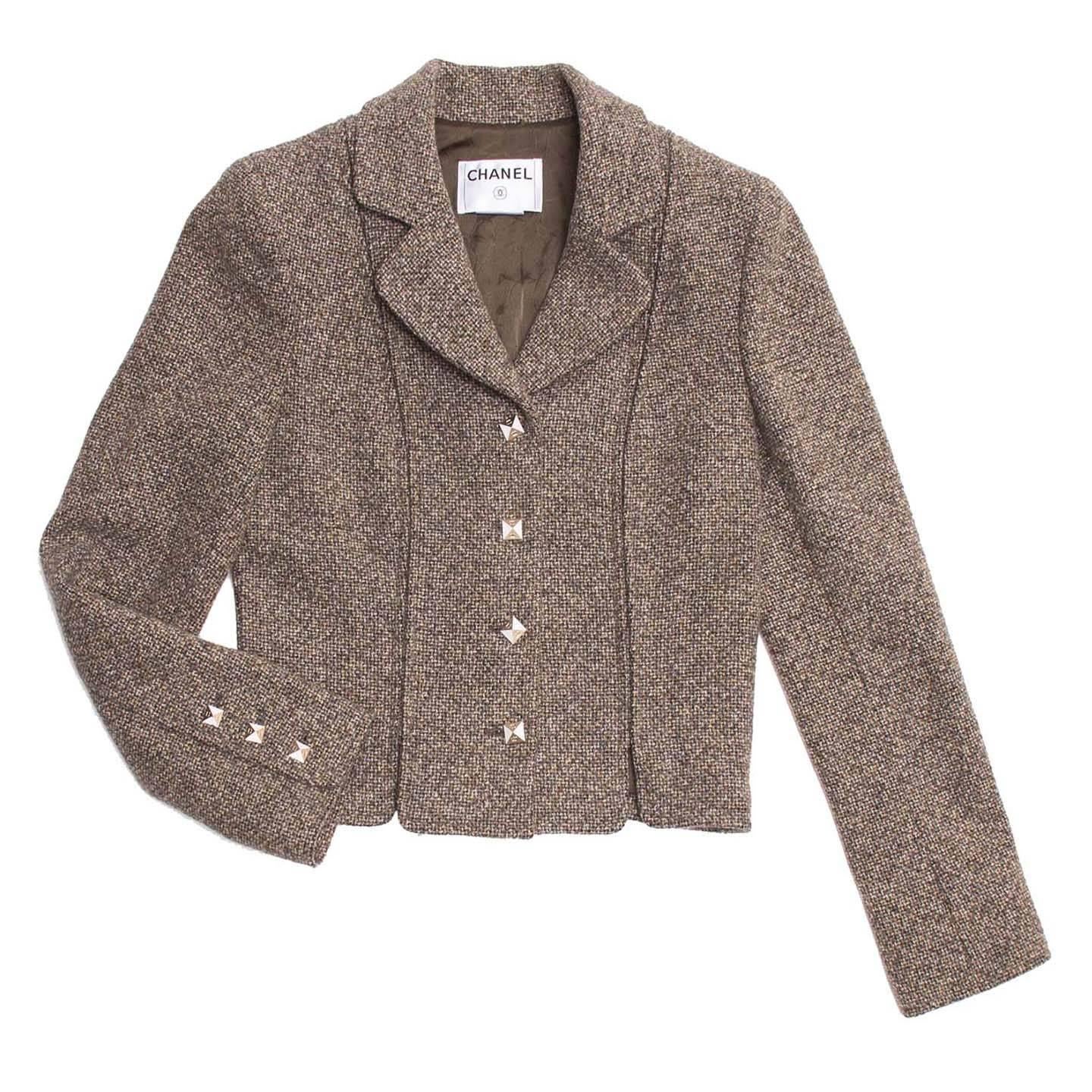 Classic Chanel wool tweed suit. The jacket is cropped and fitted with a very nice fake inverted pleat detail adorning front and back side seams and creating elegant little vents at hem. Matte brushed gold buttons enrich the single breasted closure