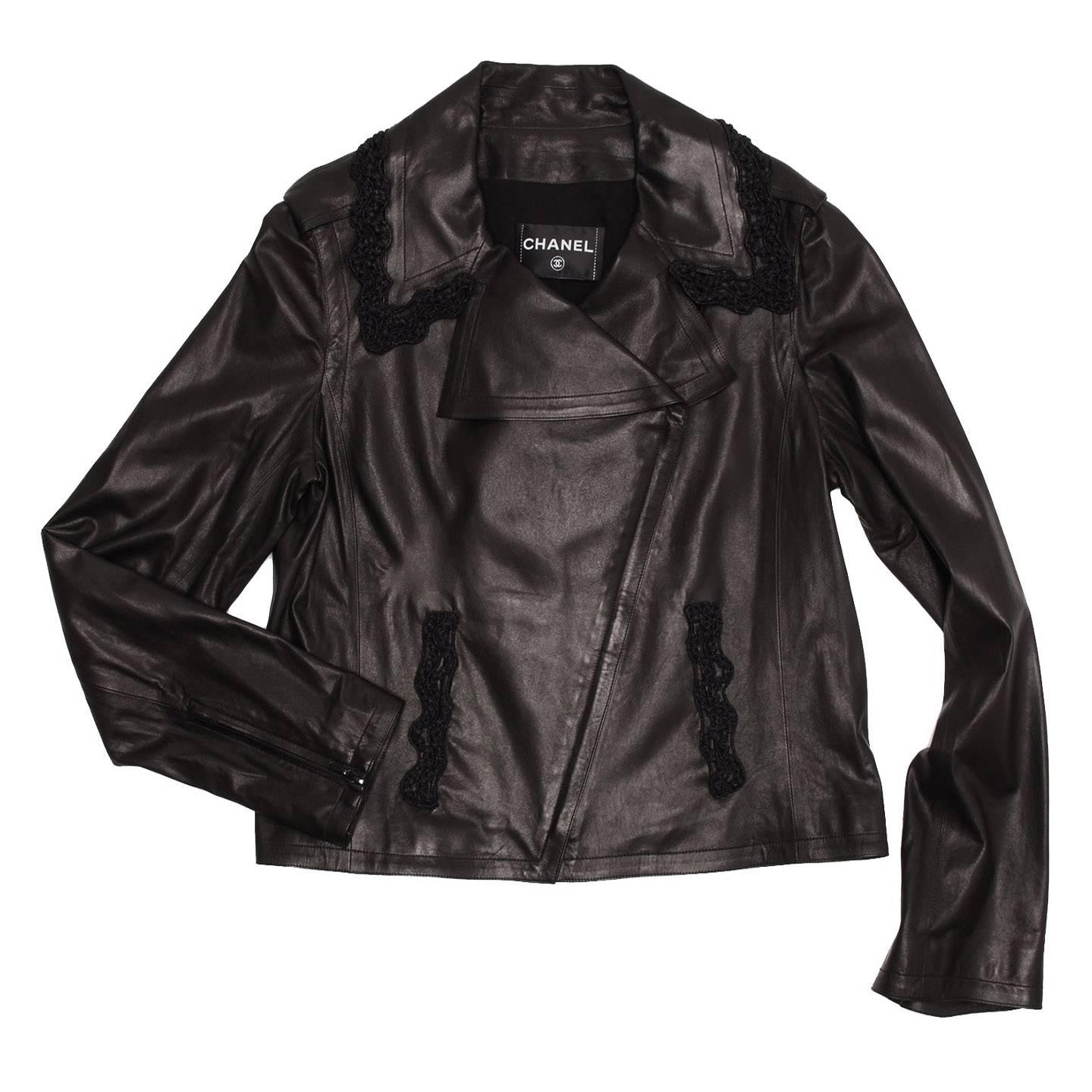 Soft black lambskin leather motorcycle style with crocheted trim on front pockets and around the collar for a feminine touch. The front black zip is elegantly concealed under a tiny flap as well as the zips on the cuffs.

Size  44 French