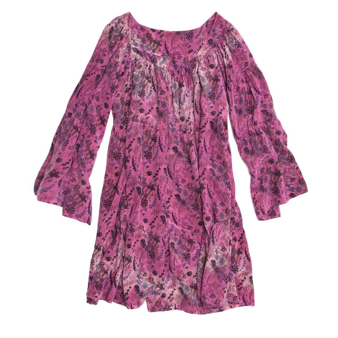 Fuchsia printed silk bohemian dress with a beautiful floral print and enriched by a delicate artisanal handmade tie & dye. The neck is squared and the whole dress is very ample, as well as the sleeves.

Size  42 French sizing

Condition 