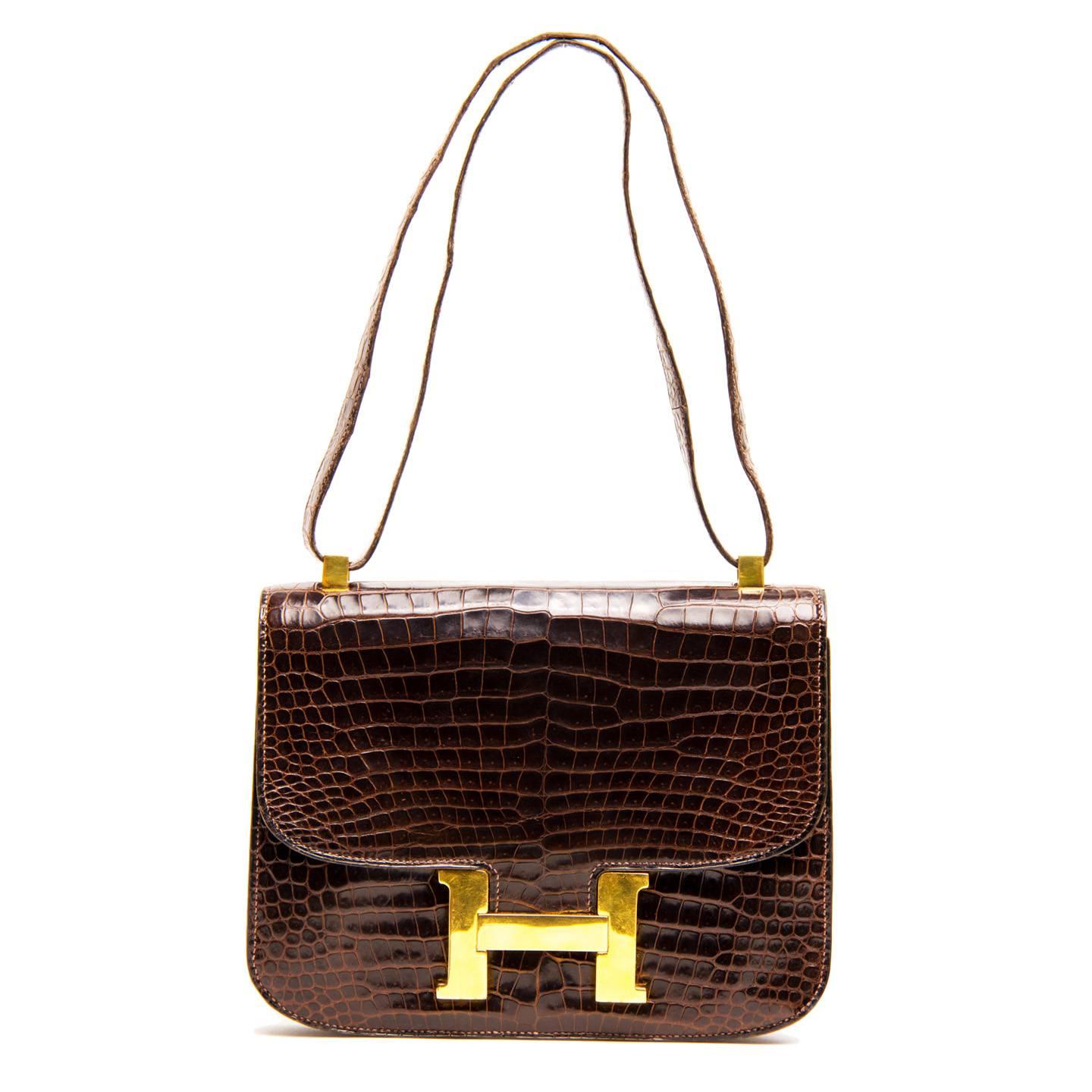 Brown crocodile Constance 23cm bag with gold hardware. This vintage Hermès style has tonal stitching, a beautiful crocodile skin, a metal 