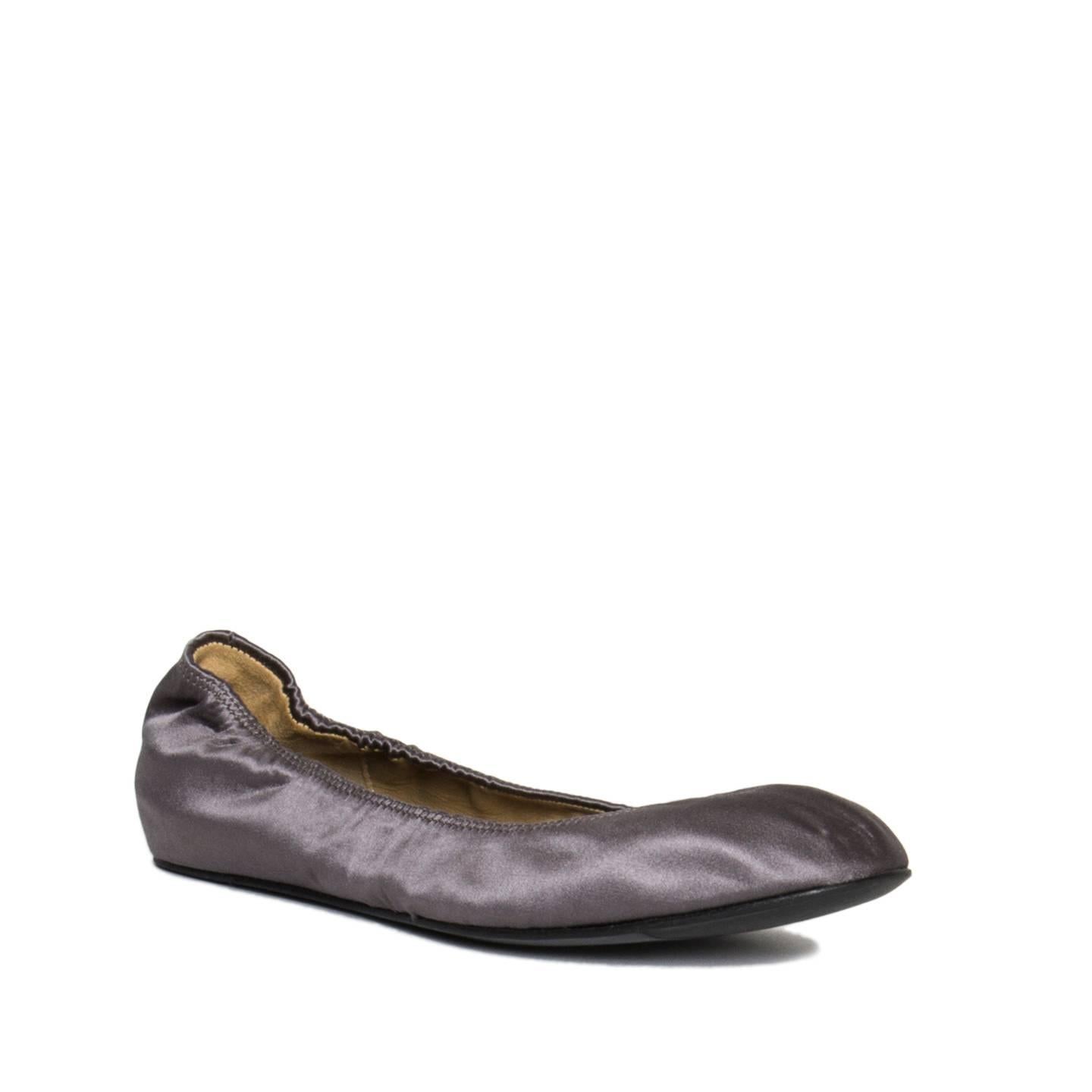 Lanvin 2006. Mauve sateen ballet flats with round toe. Made in Italy.

Size  41 Italian sizing

Condition  Excellent: never worn