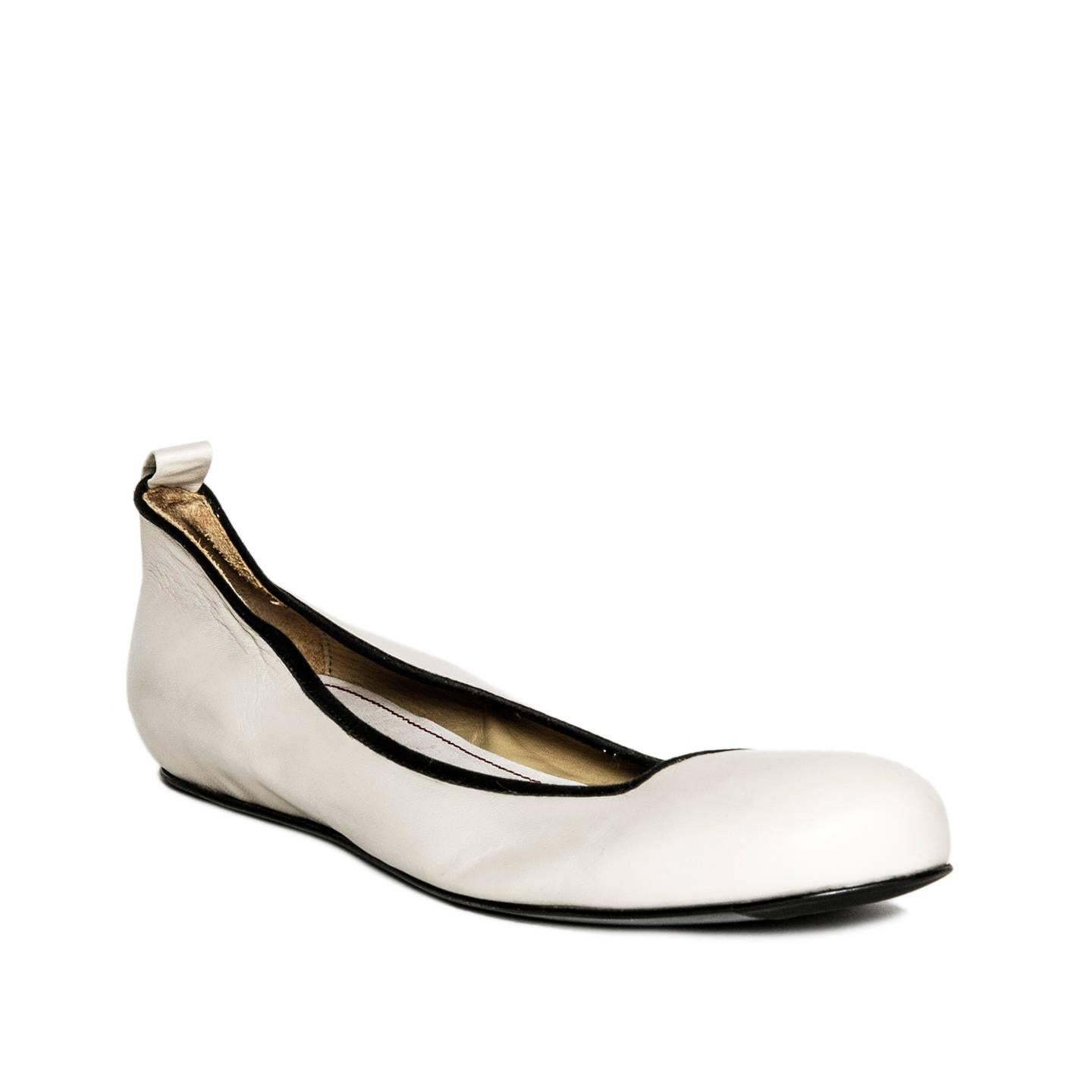 Lanvin 2008. Beige leather ballet flats with black trim and round toe. Made in Italy.

Size  40 Italian sizing

Condition  Excellent: never worn