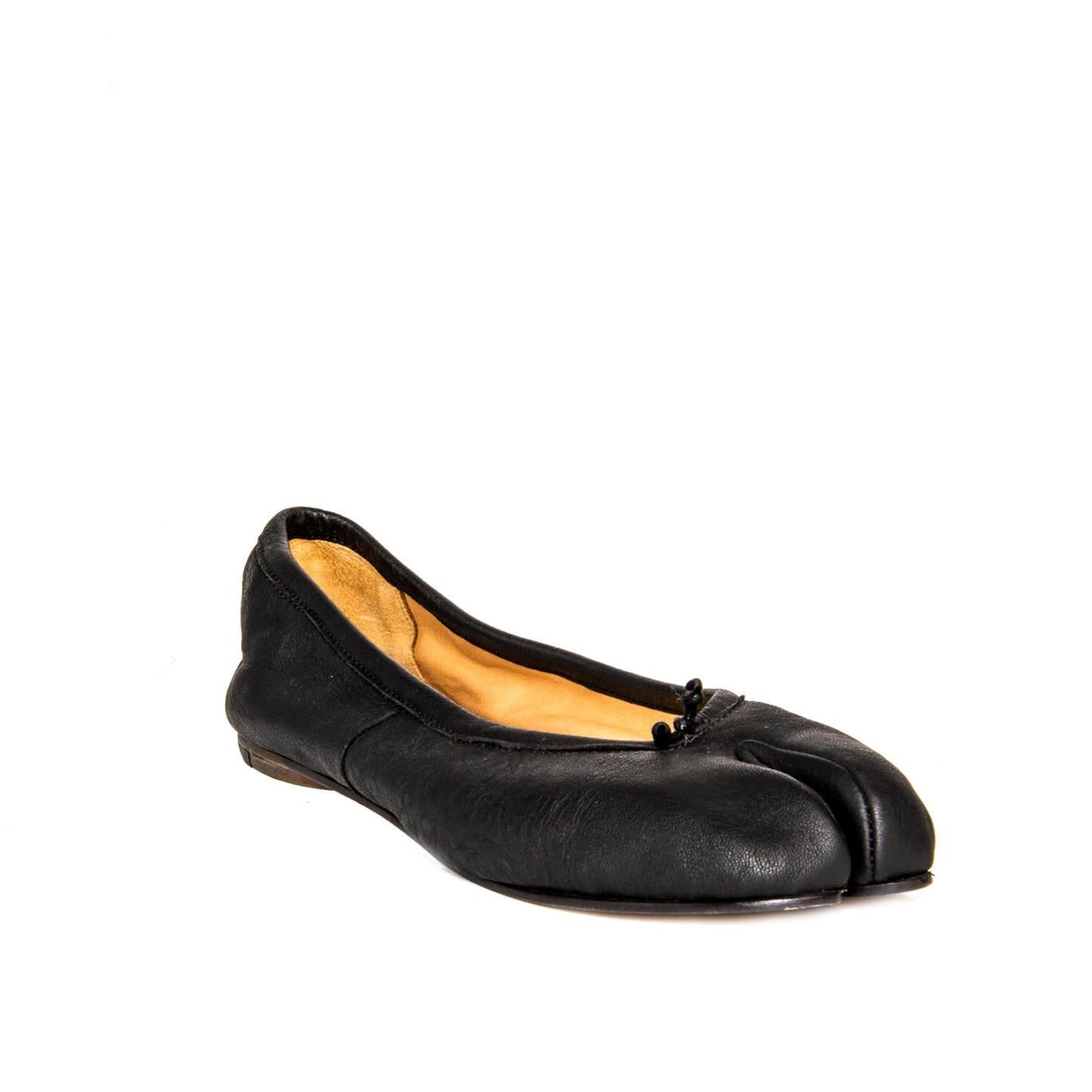 Black leather tabi ballet flats. Vero cuoio. Made in Italy. 

Size  40.5 Italian sizing 

Condition  Excellent: never worn