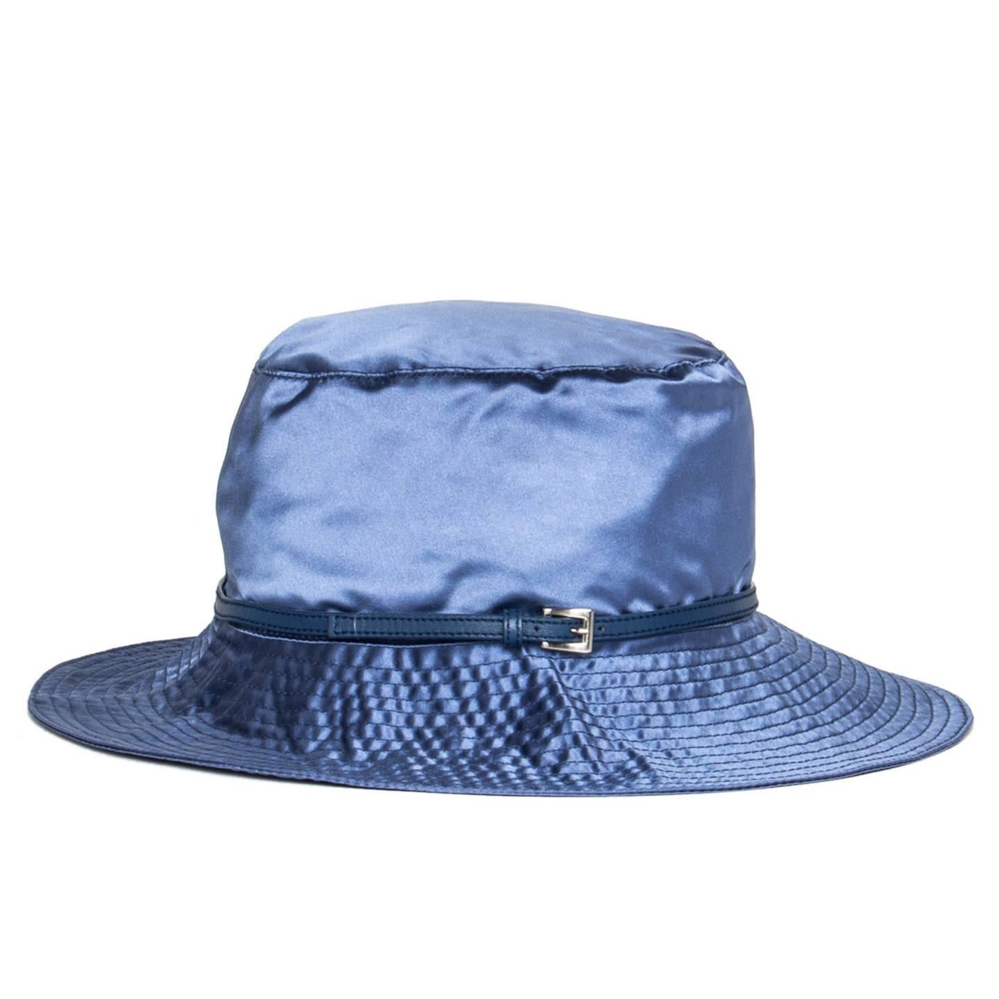 Prada royal blue silk hat with medium brim embellished by stitching details and a thin leather band that fastens with a small silver buckle.

Size  M Universal sizing

Condition  Excellent: worn a few times