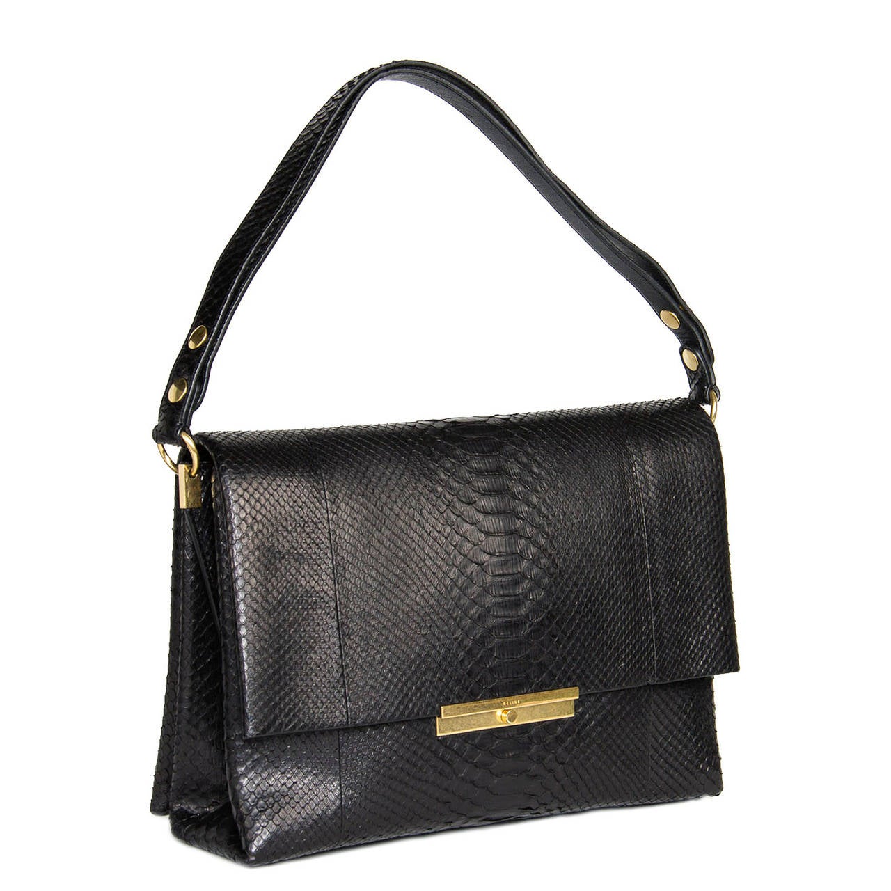 Black snake skin flap clutch bag with extendable shoulder strap. A gold metal geometric buckle enriches the front and matching metal snaps and rings decorate the strap. Three separate areas organize the inner space which fasten with a zip.
Size : H