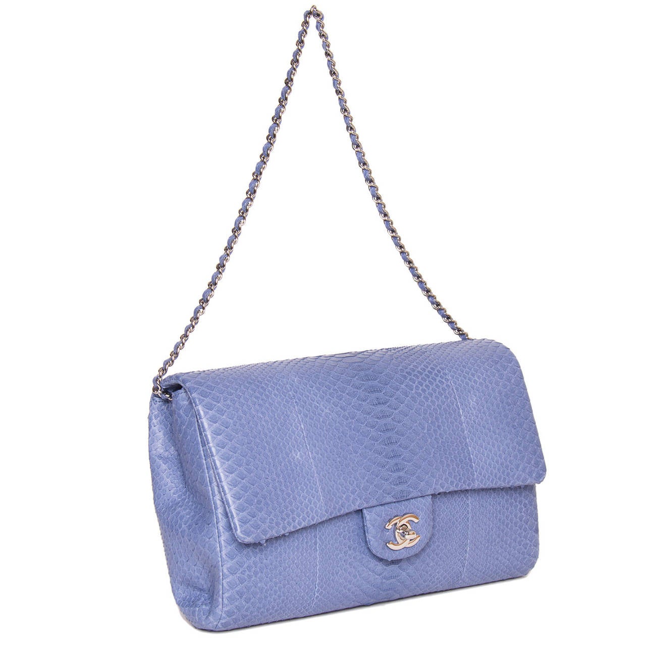 Periwinkle color python clutch with thin silver chain & leather detail strap. The chain and the front logo are made of silver. Inclusive of all original papers and box. Carte d'authenticite 17913925. Made in France.
Size : H 7" L 10" W