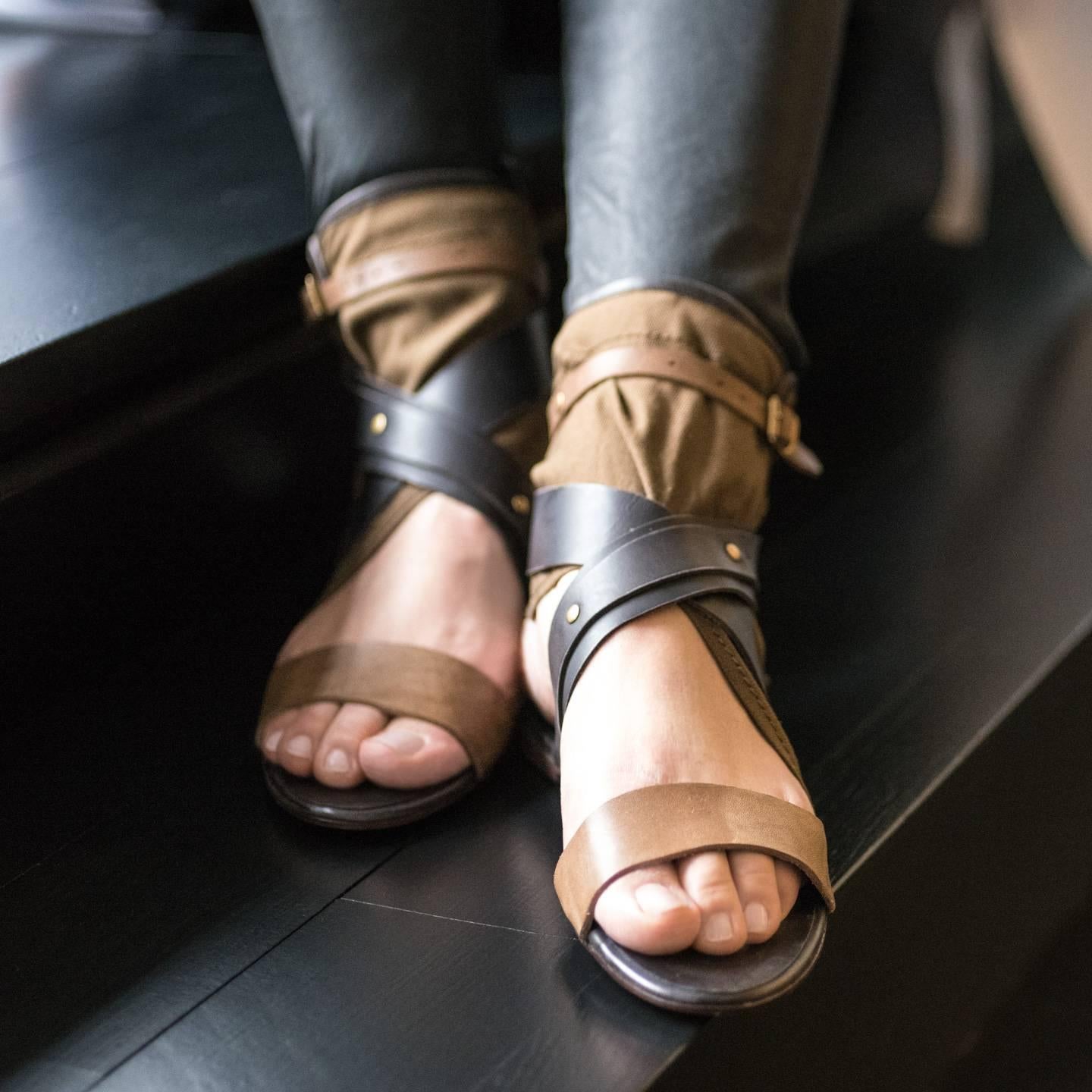 Chloe' Brown Shades Leather & Canvas Sandals In New Condition In Brooklyn, NY