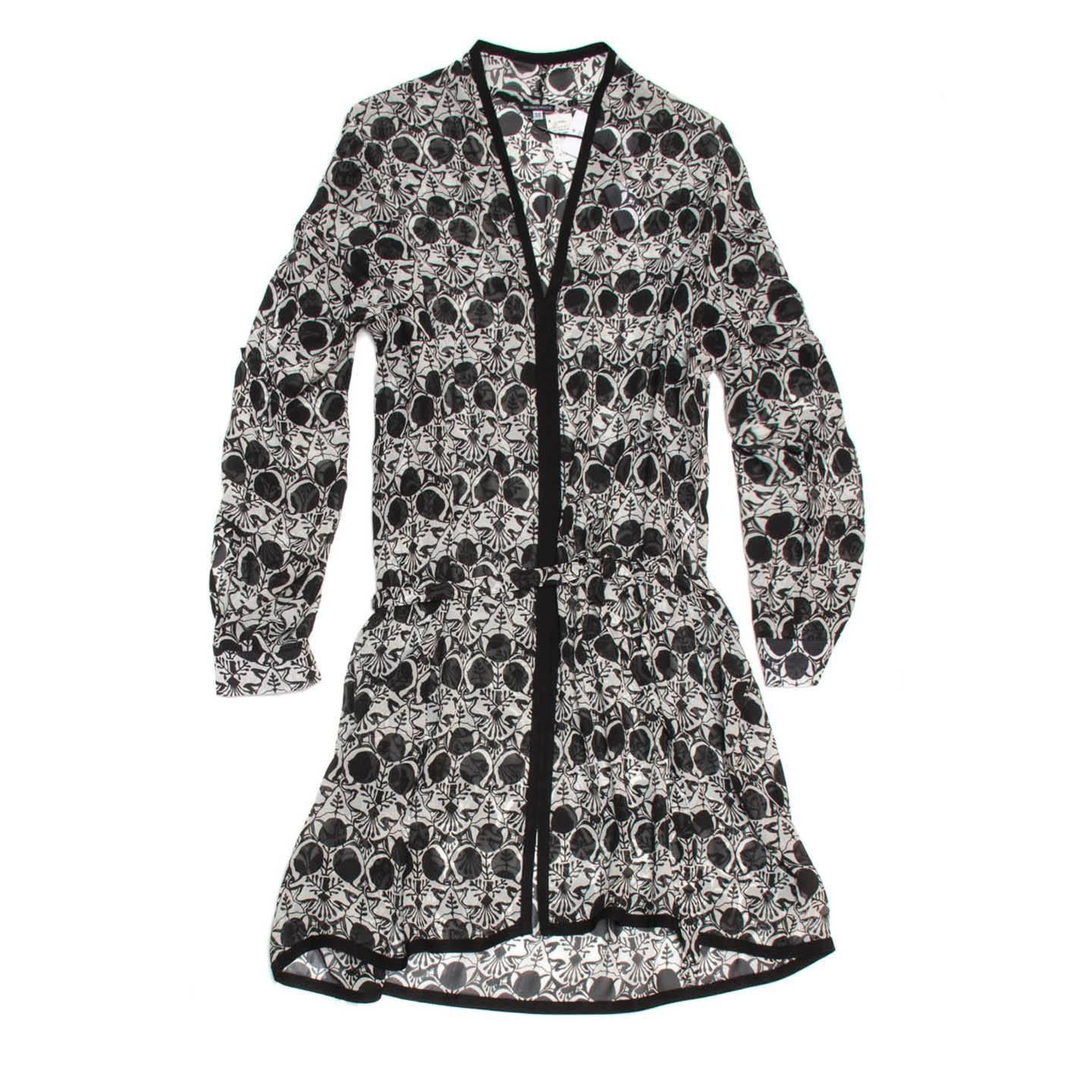 Black & white silk chiffon knee length caftan style tunic. The dress has a beautiful Art Deco print and it is decorated with a fine black grosgrain ribbon at neckline, center front and hem. The shoulders are low, the sleeves are shirt style with
