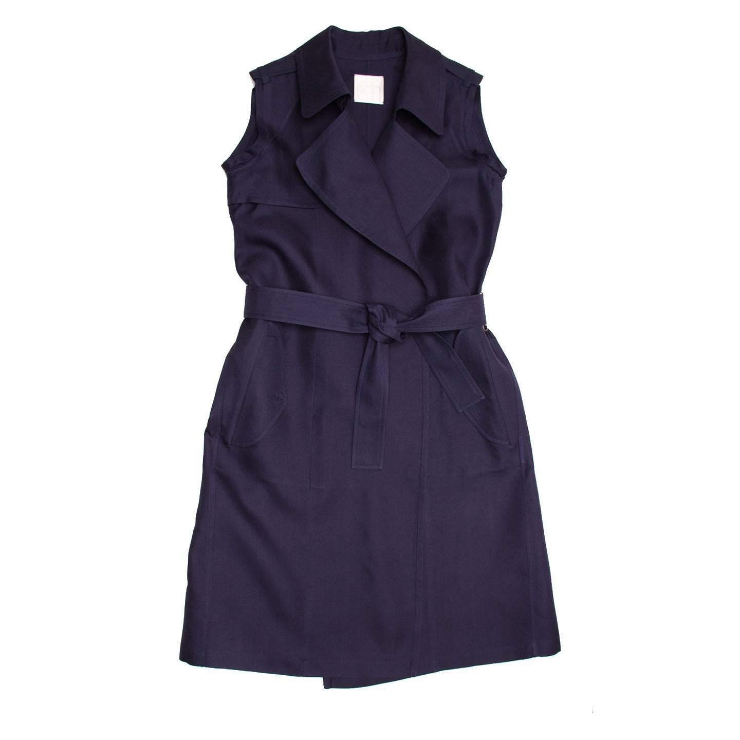 Lanvin 2005. Navy silk sleeveless trench coat dress style below knee. The top of the dress is quite fitted, the bottom part opens in an A-shape and the belt emphasizes the waist.

Size  40 French sizing

Condition  Excellent: worn a few times