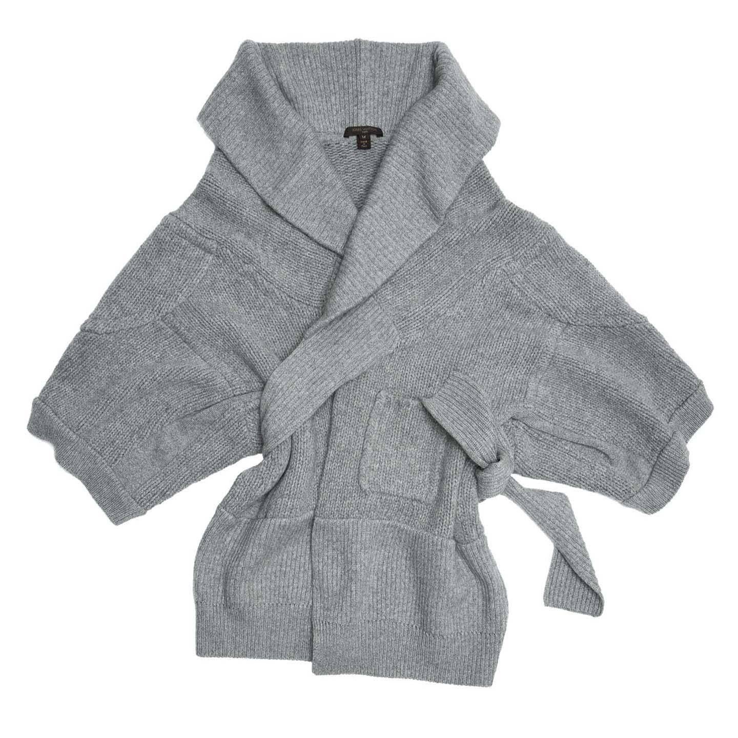 Very warm grey thick knit wrap style cardigan with a shawl neck. The sleeves are 3/4 length and two ties are attached under the collar to use as belt. The knit can be worn as cardigan or jacket.

Size  M Universal sizing

Condition  Excellent: