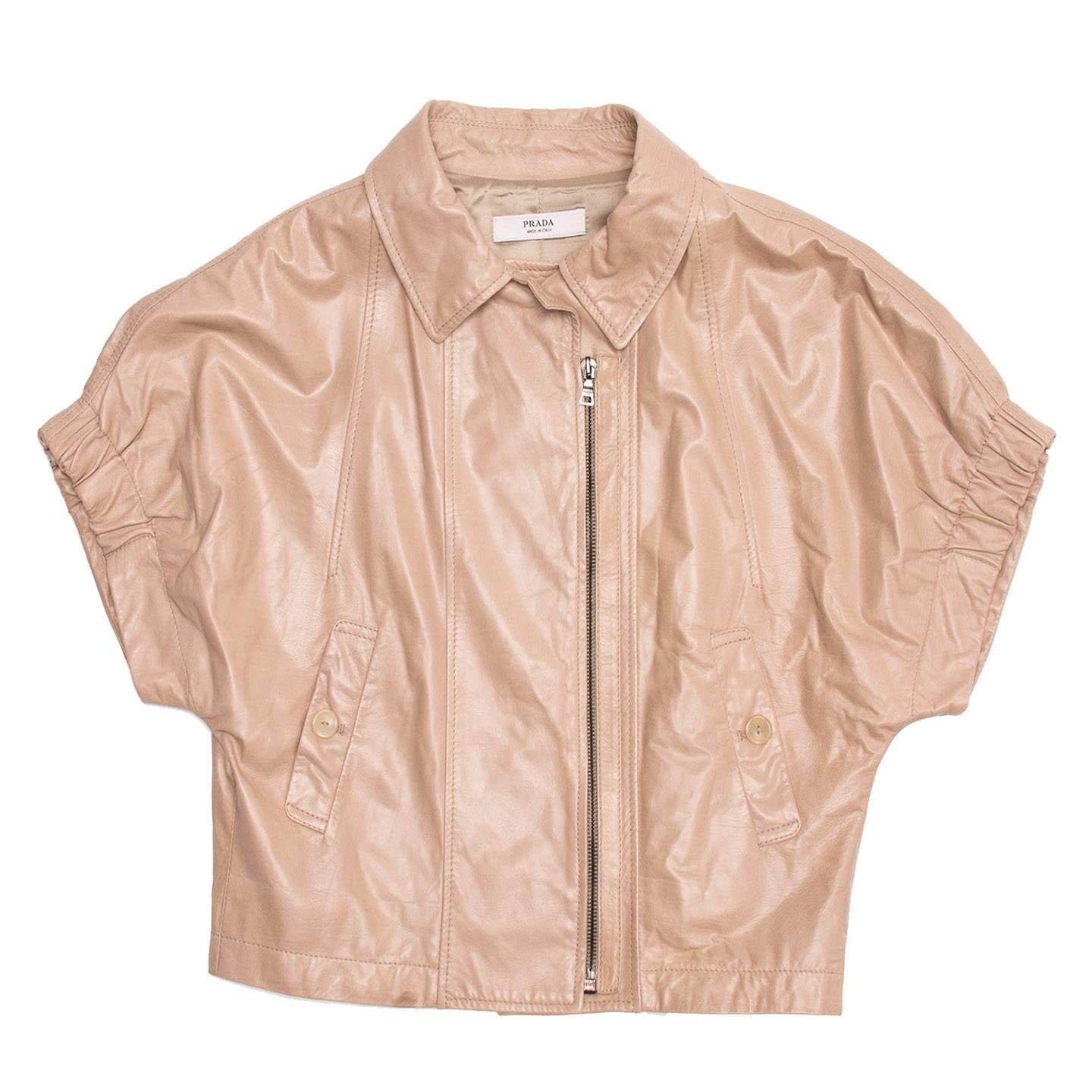 Tan cropped bolero collared short-sleeve soft leather jacket with side front zipper opening.

Size  46 Italian sizing

Condition  Excellent: never worn
