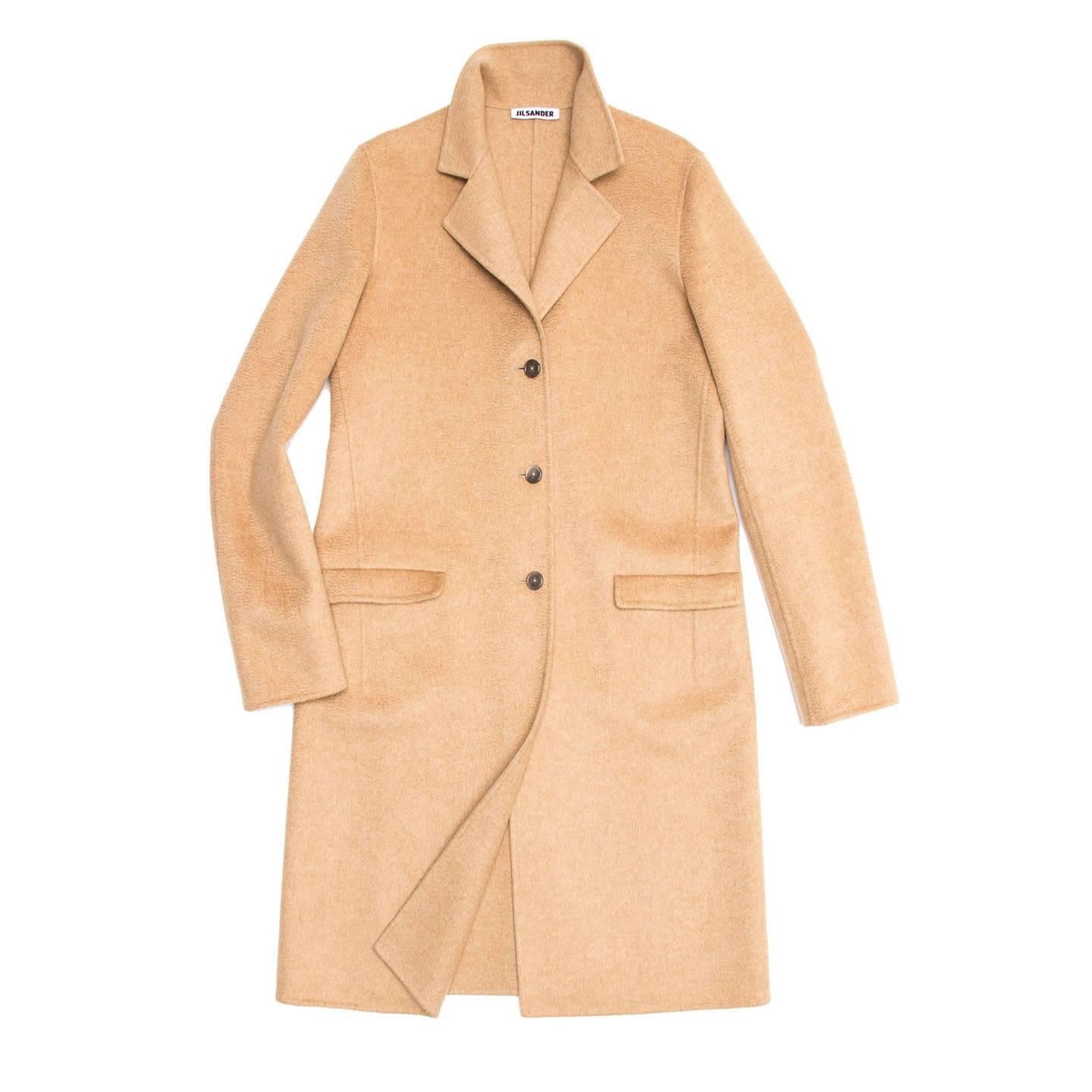 Long camel coat in luxurious cashmere. 3 buttoned closure with 2 flap pockets at front side. Long back vent for ease of movement.

Size  38 French sizing

Condition  Excellent: worn once
