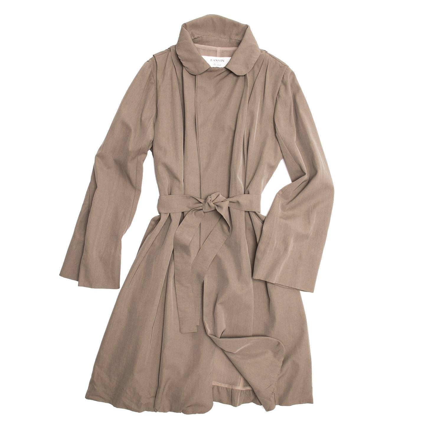 Lanvin 2007. Taupe cotton/viscose blend trench coat with round notched collar. Small pleats on the shoulders create movement and volume to the body and a sash-tie fastens at waist.

Size  40 French sizing

Condition  Excellent: never worn