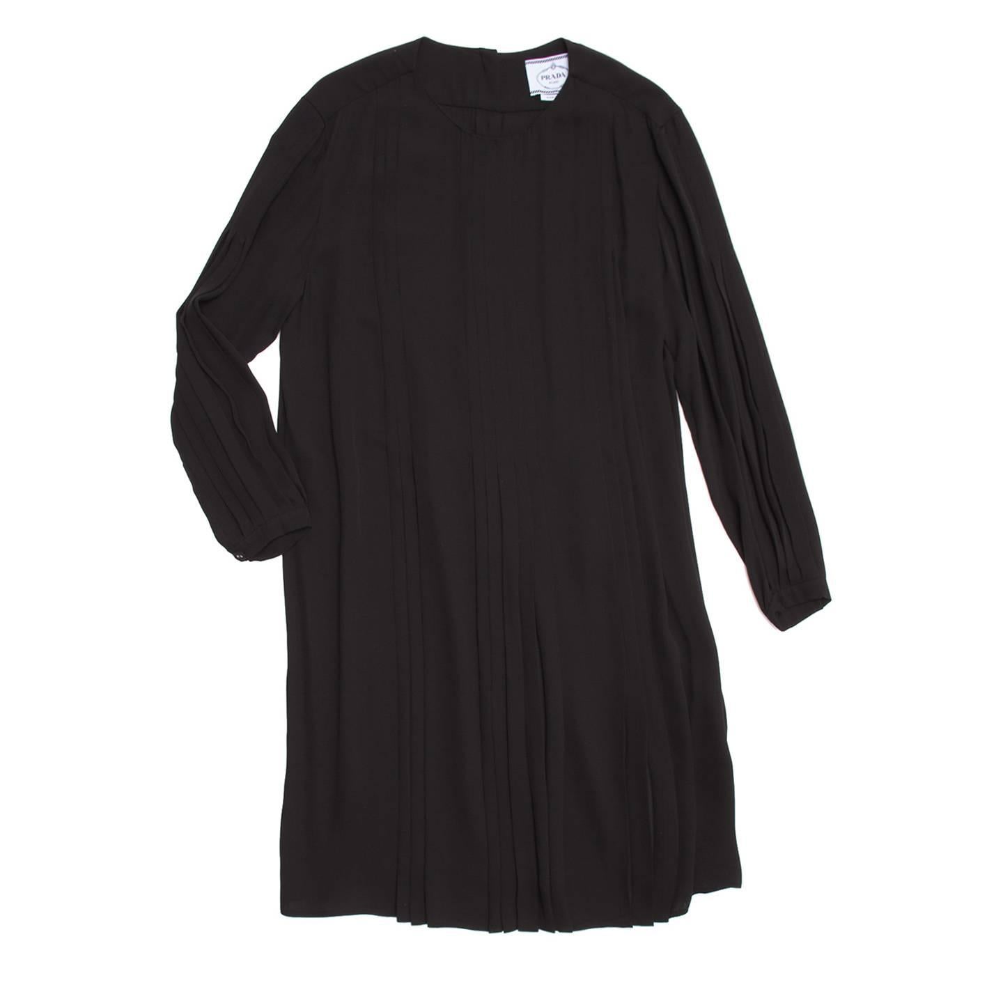 Lovely black long sleeve silk pleated baby doll dress with button down closure detailing down back.

Size  42 Italian sizing

Condition  Excellent: never worn