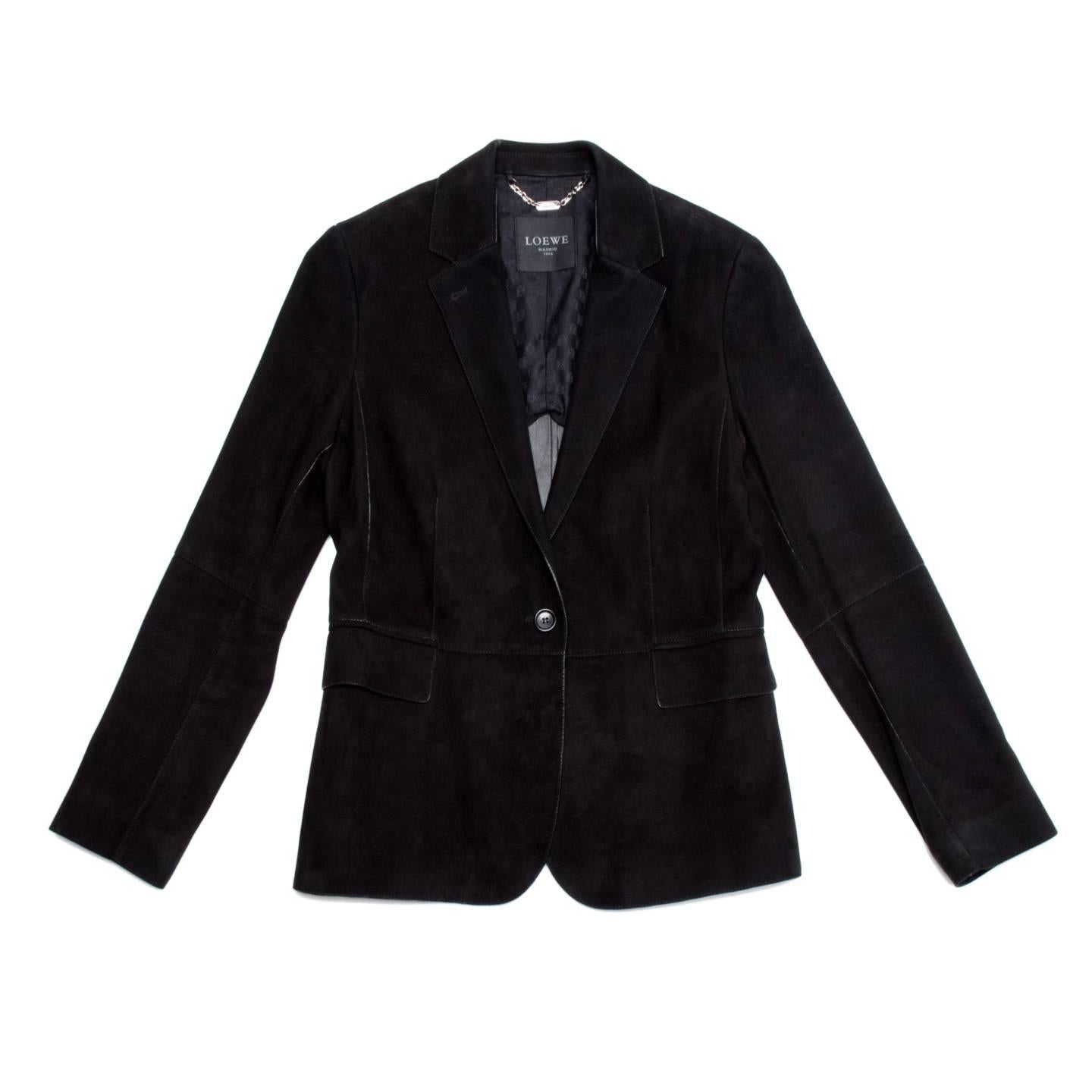 Black soft lamb suede blazer with a single button closure and single back vent. The jacket is made of regular rectangular panels with two flap pockets at waist. Made in Spain.

Size  44 French sizing

Condition  Excellent: worn a few times

