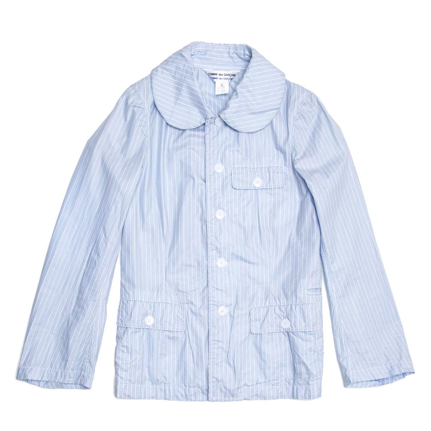 Blue and white stripy cotton blend slicker jacket. The peter pan collar is quite wide and three flap pockets with white round buttons and a little slit pocket embellish the front. The length is to the hip, the fit is quite slim with a back
