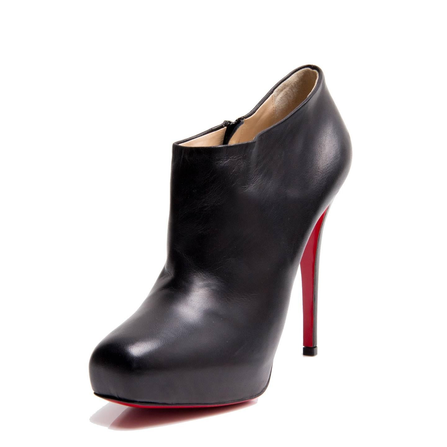 Black leather square toe ankle boots with stiletto heel and zipper on the inner side. Made in Italy. Heel: 5