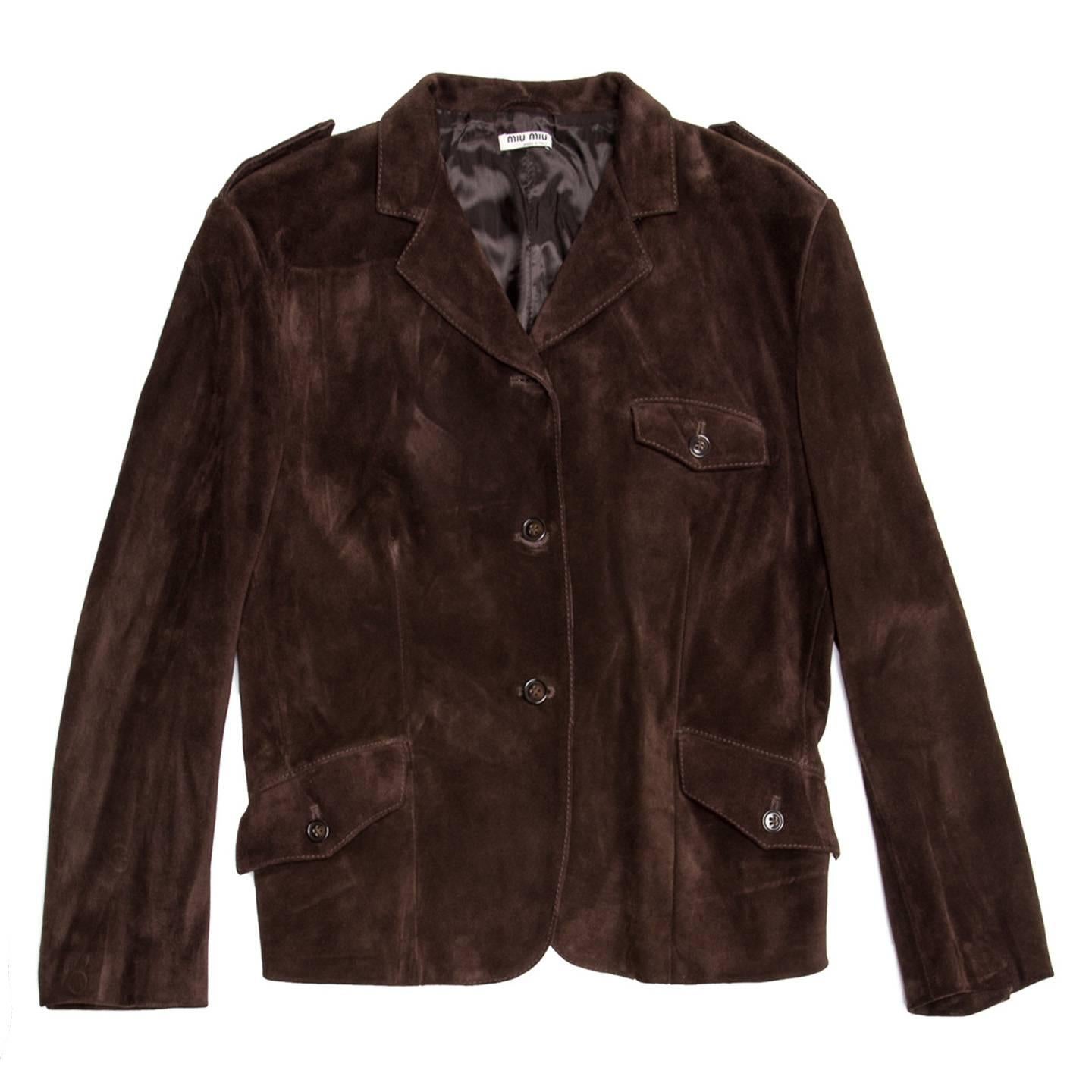 Chocolate brown suede cropped jacket with flap pockets on waist and bust fastened by tone-on-tone buttons. The blazer is single breasted with a 3 button closure, a small notched lapel and military style shoulder loops.

Size  46 Italian