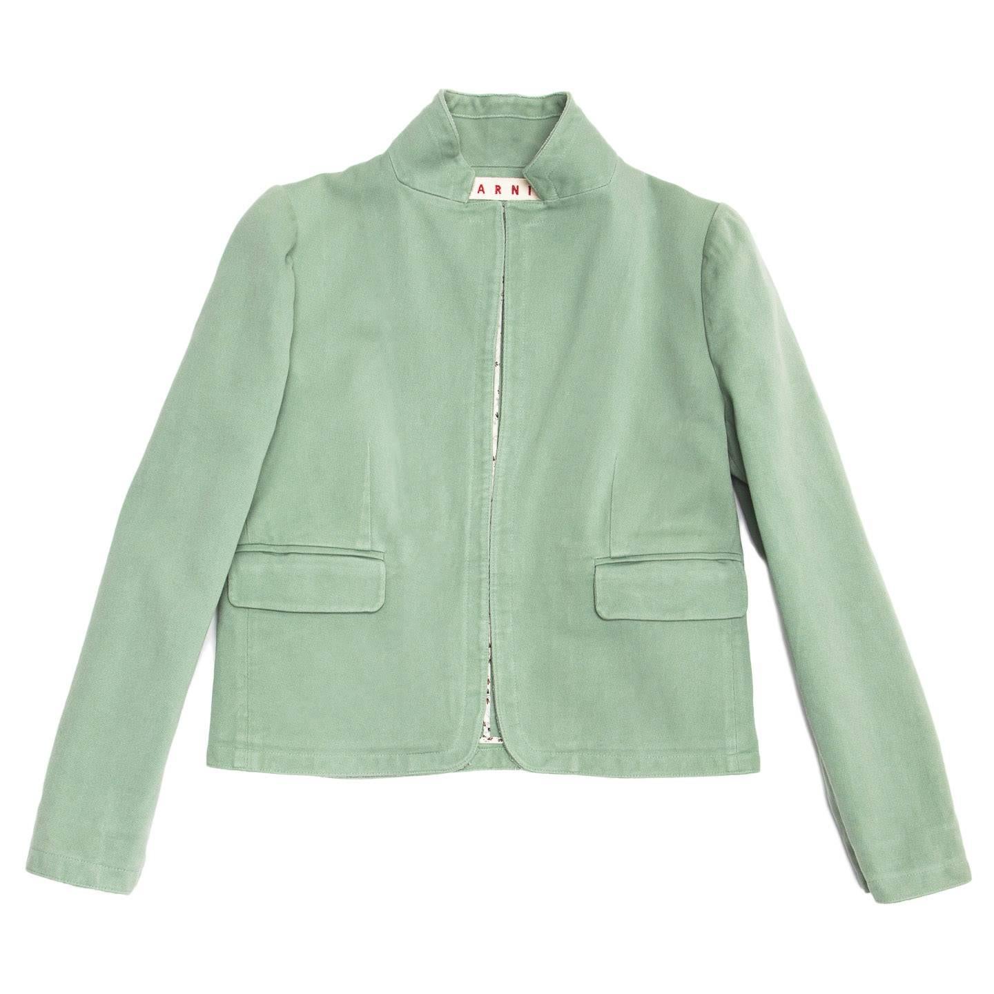 Moss green cotton jacket with free open front and a small lapel adorned with a raw edge self-fabric tape applique. Two flap pockets sit at waist and all the inner seams are covered with white and brown floral binding.

Size  44 Italian