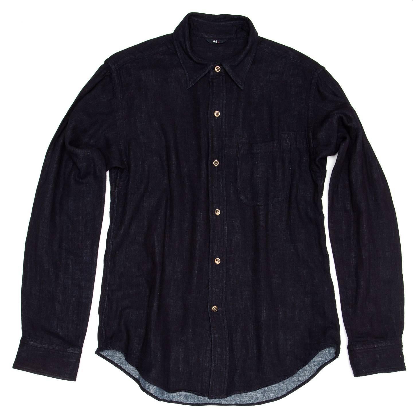 Dark indigo blue cotton fitted shirt with small and soft spread collar and caramel brown buttons. The front is enriched by a rounded patch pocket while a box pleat embellishes the back. Made for Man. Made in Japan.

Size  4

Condition  Excellent: