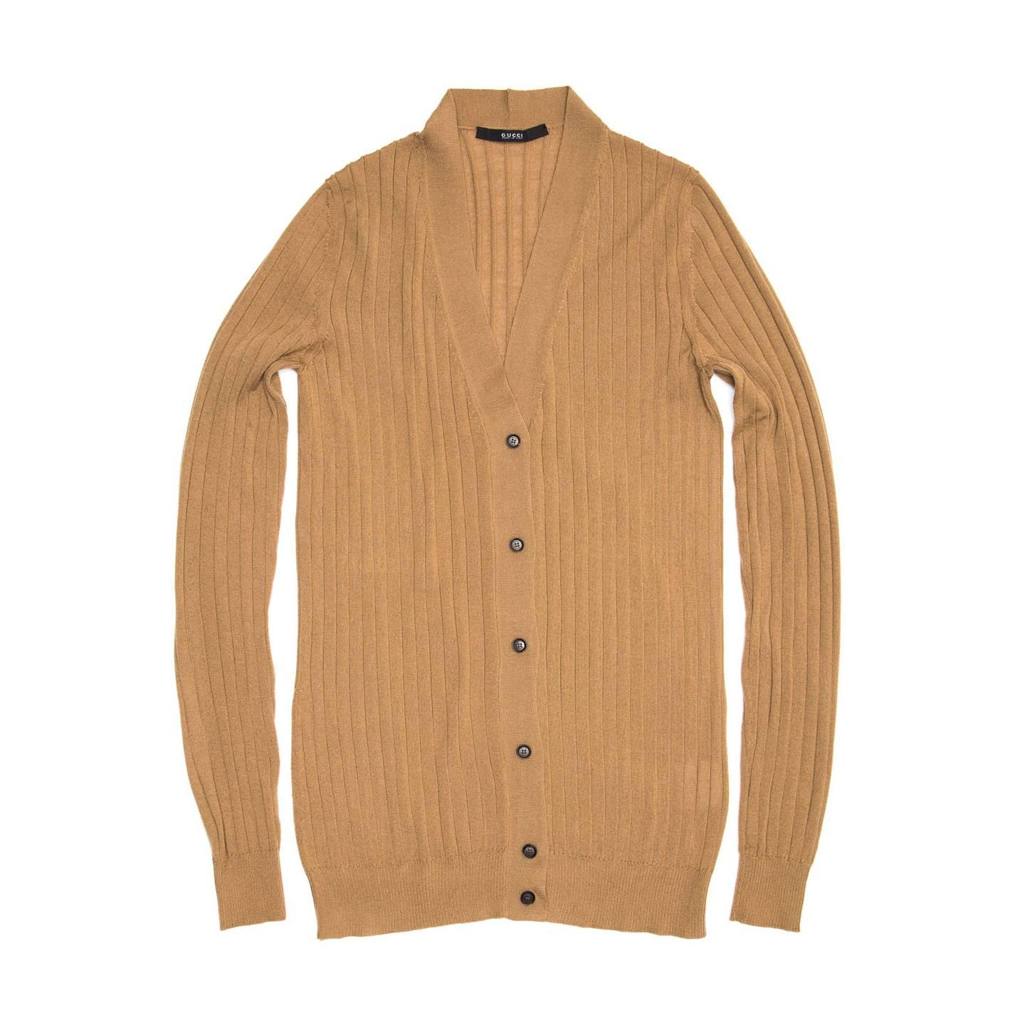 Camel fine cashmere ribbed knit cardigan with long sleeve and V-neck.

Size  42 Italian sizing

Condition  Excellent: never worn