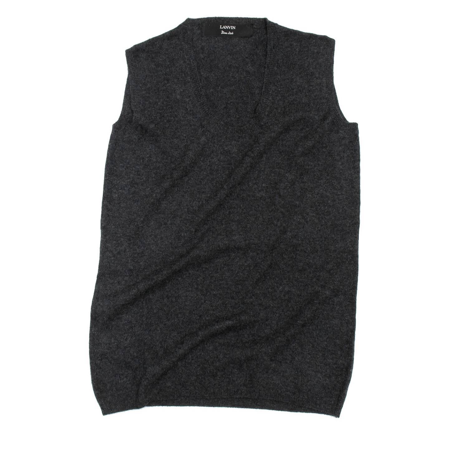 Charcoal grey cashmere and wool deep crew neck sweater vest.

Size  M Universal sizing

Condition  Excellent: never worn