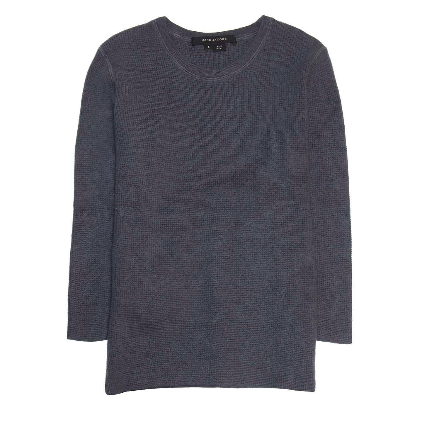 Petrol blue waffle thermal style cashmere knit with crew neck and 3/4 sleeves. A small ribbed border ornate the collar while cuffs and hem are plain. The style is fitted, hip length and it's characterized by tone-on-tone flat lock top stitches