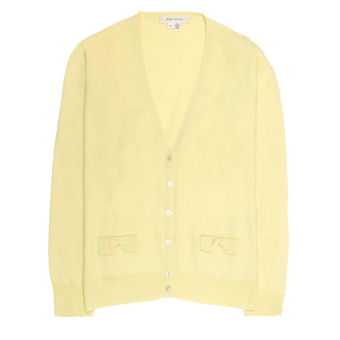 Pale yellow cashmere knit cardigan with V-neck, bows on the pockets and matching color buttons. Made in Italy.

Size  M Universal sizing

Condition  Excellent: worn a few times