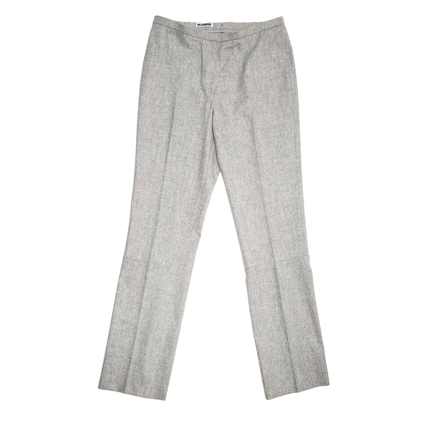 Light grey pure wool elegant pleated trousers with thin waistband, straight legs and seam detail at knee.

Size  42 French sizing

Condition  Excellent: worn a few times 