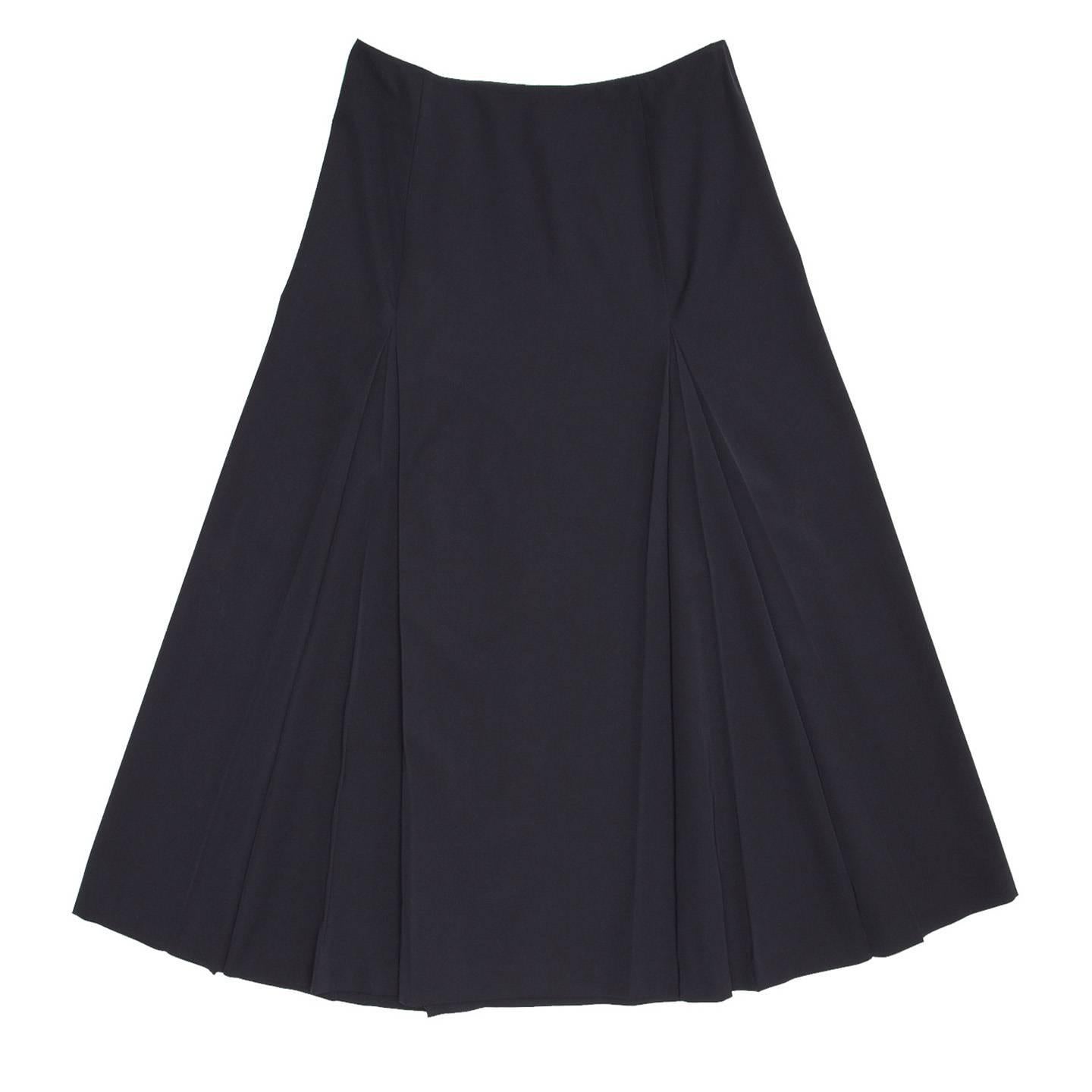 Prada Midnight blue calf length virgin wool skirt with two deep inverted pleats at front and two at back, which emphasize the A-line volume.

Size  46 Italian sizing

Condition  Good: worn a few times