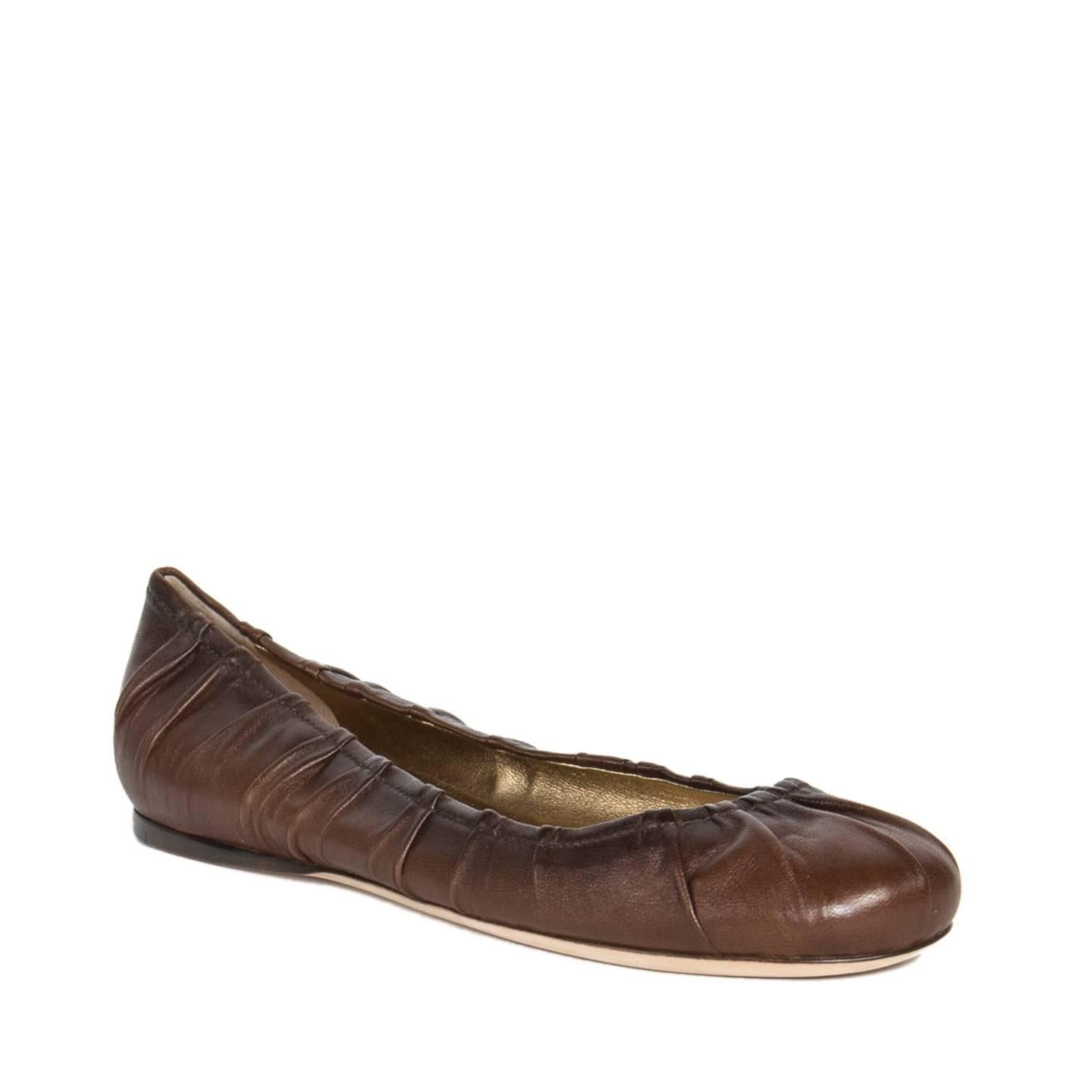 Prada Brown leather ballet flats with round toe, a dark shading around the edge and an interesting pleats detail. Vero Cuoio. Made in Italy.

Size  40 Italian sizing

Condition  Excellent: Never worn