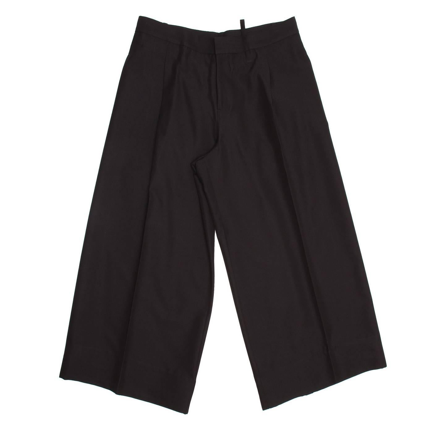 Yohji Yamamoto black wool and cotton tailor crafted baggy cropped pants with wide legs. There are slash pockets at front and elegant slit pockets at back.

Size  2

Condition  Excellent: worn a few times