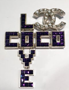 Broche en cristal violet foncé et blanc du logo "LOVE COCO" de Chanel Printemps 2008