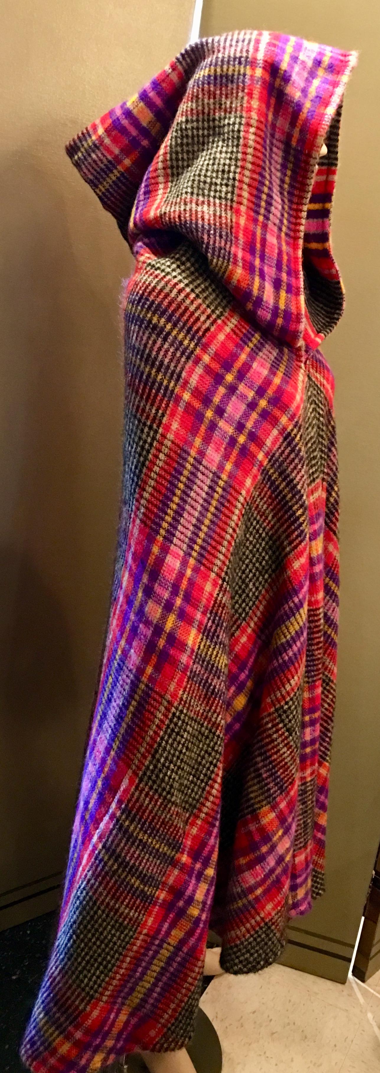 Couture Missoni Plaid Knitted Hooded Wool Cape Mantel mit Orange Label (Schwarz) im Angebot