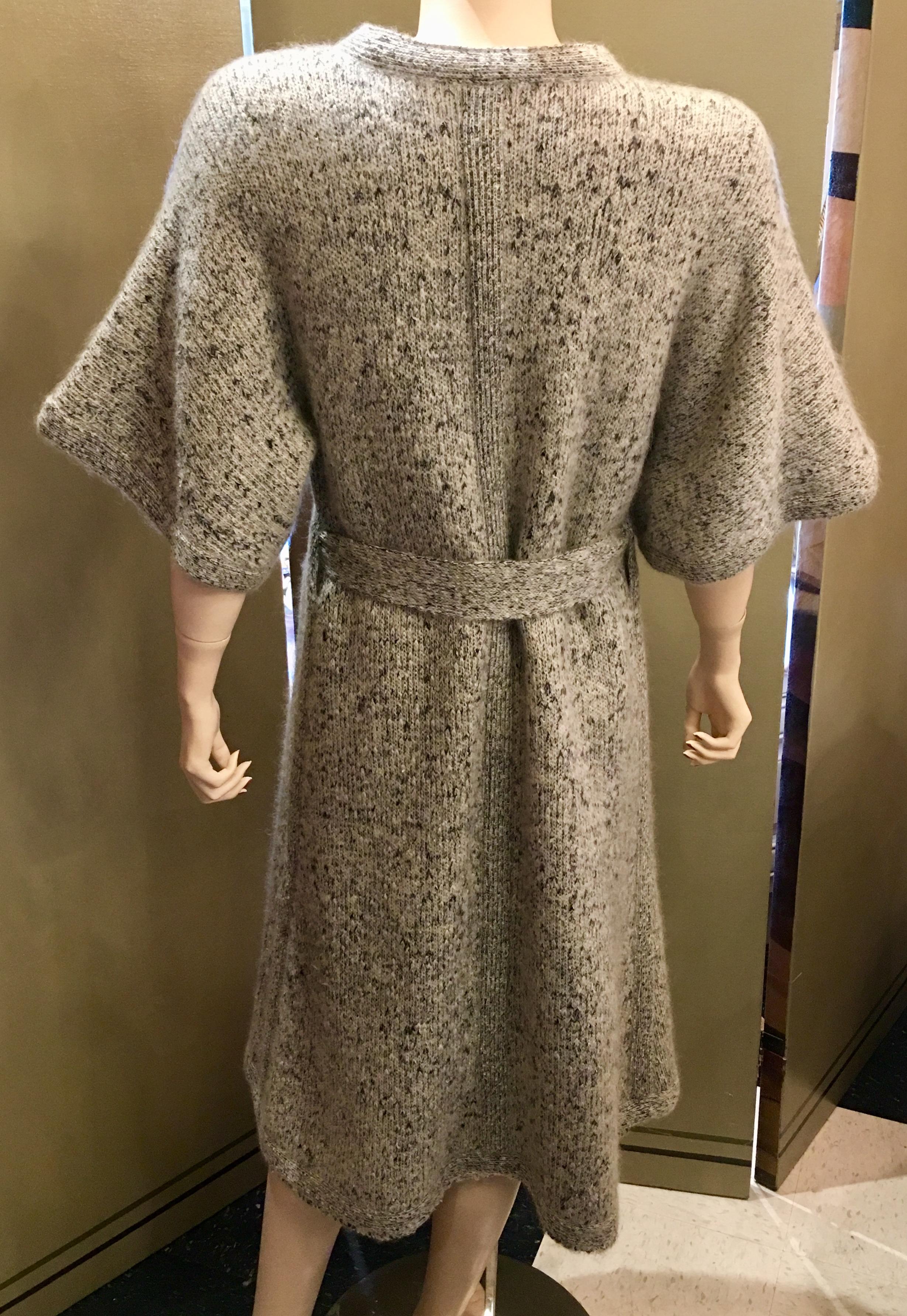 Italienischer Couture Missoni Langer Strickjacke-Pullover mit Gürtel und breiten halben Ärmeln (Grau) im Angebot