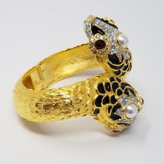 Kenneth Jay Lane Bracciale doppio serpente marino con cristalli e smalto e perle finte in oro