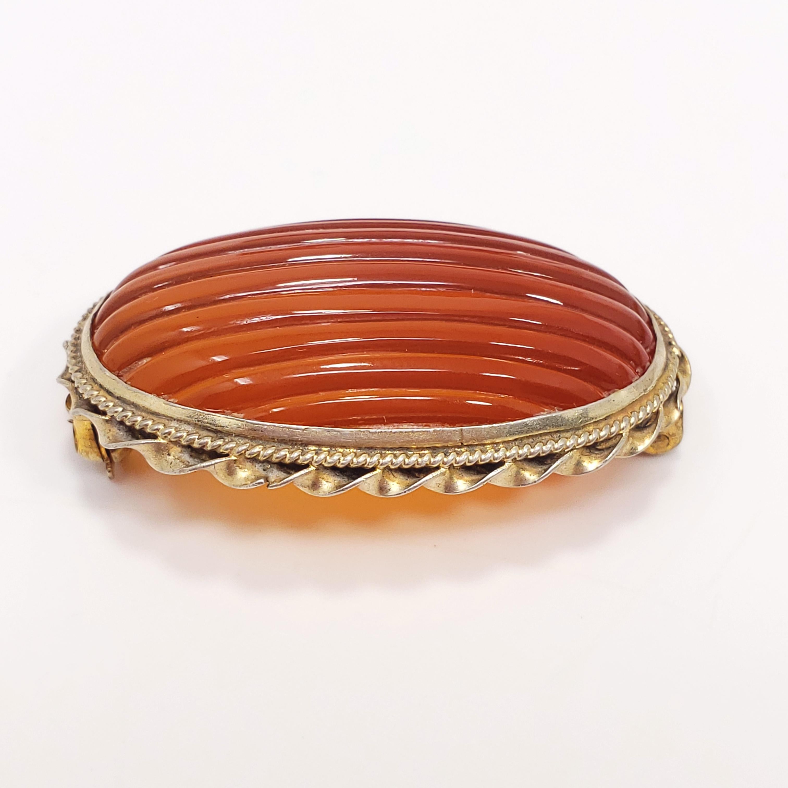Taille ovale Broche ancienne en cornaline naturelle sculptée faite à la main avec dos ouvert en laiton doré en vente