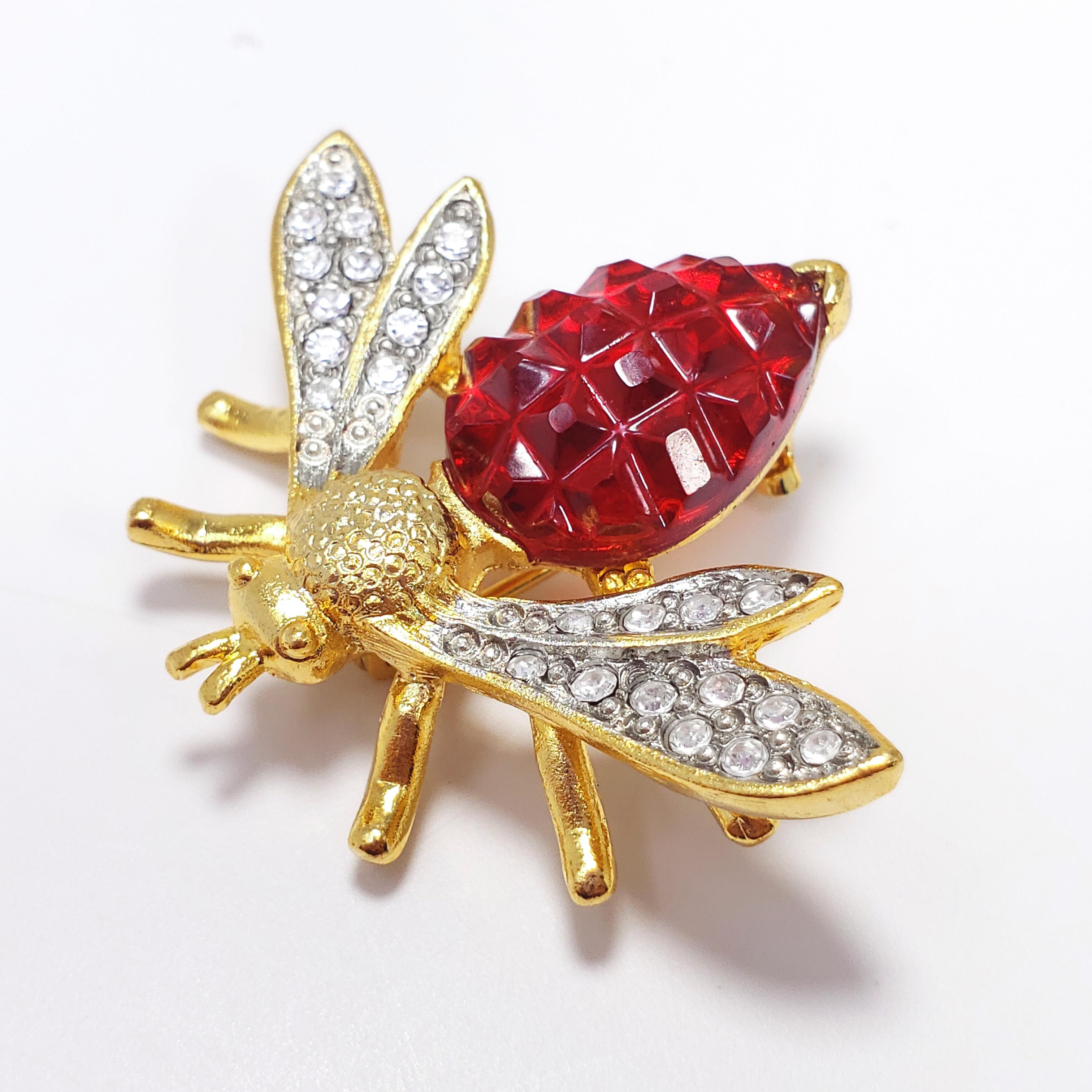 KJL Kenneth Jay Lane Wasp Fly Insect Pin Brooch w Faceted and Carved Crystals In New Condition In Milford, DE