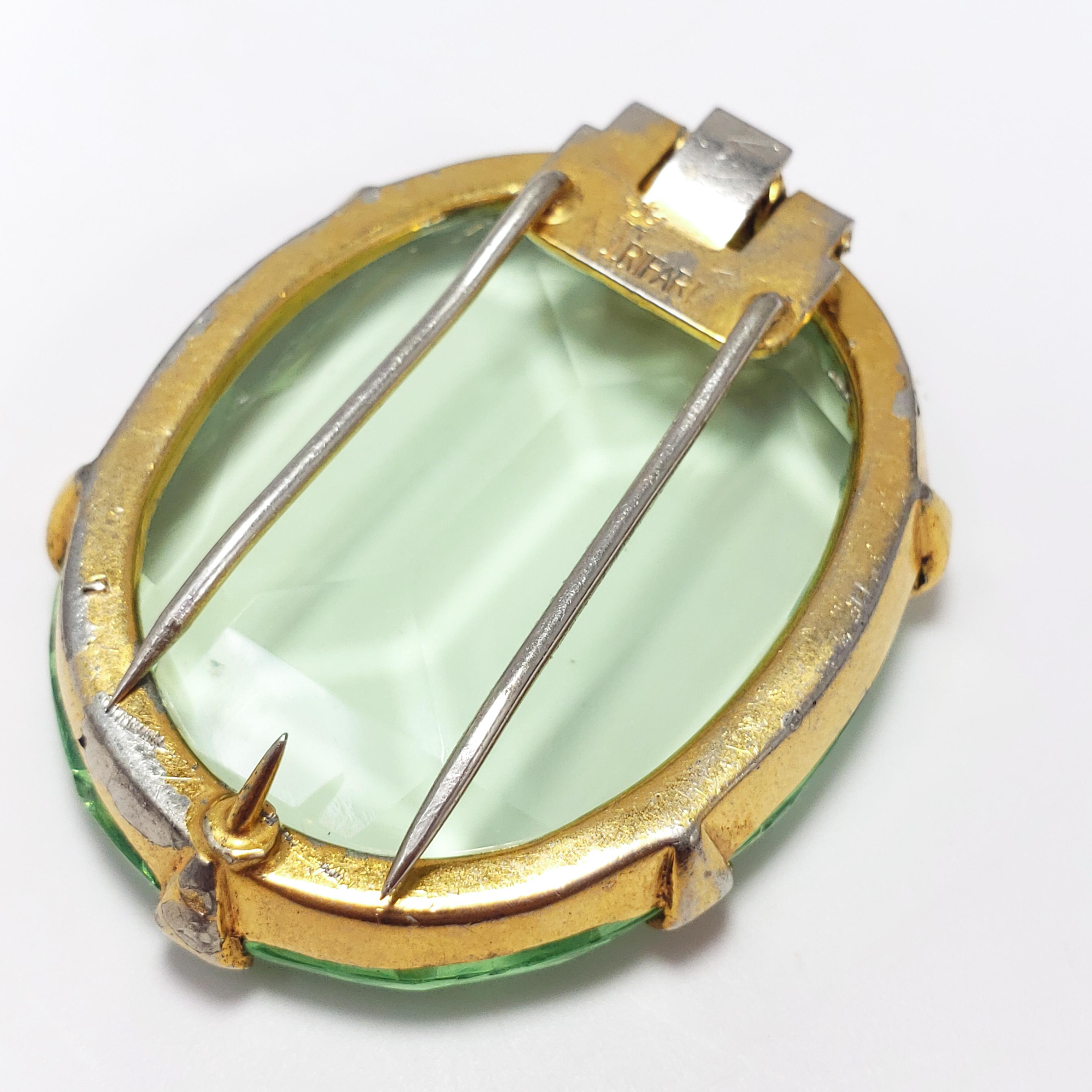 Vintage Trifari Crown Alfred Phillipe Green Crystal Fur / Dress Clip in Gold In Fair Condition For Sale In Milford, DE