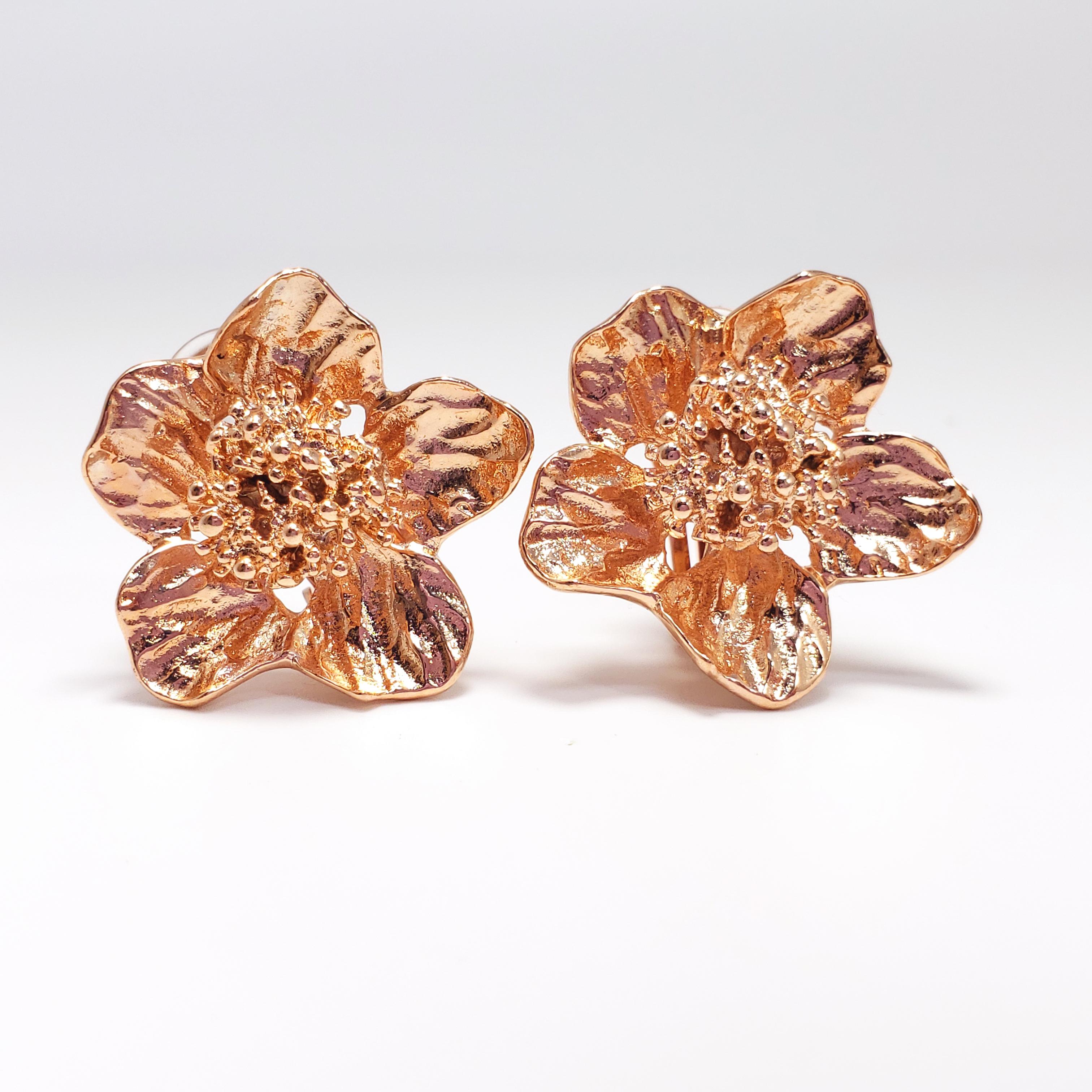 Oscar de la Renta rose gold bold flower button clip on earrings. Textured rose-gold plated metal. Simple and stylish!

Hallmarks: Oscar de la Renta, Made in USA