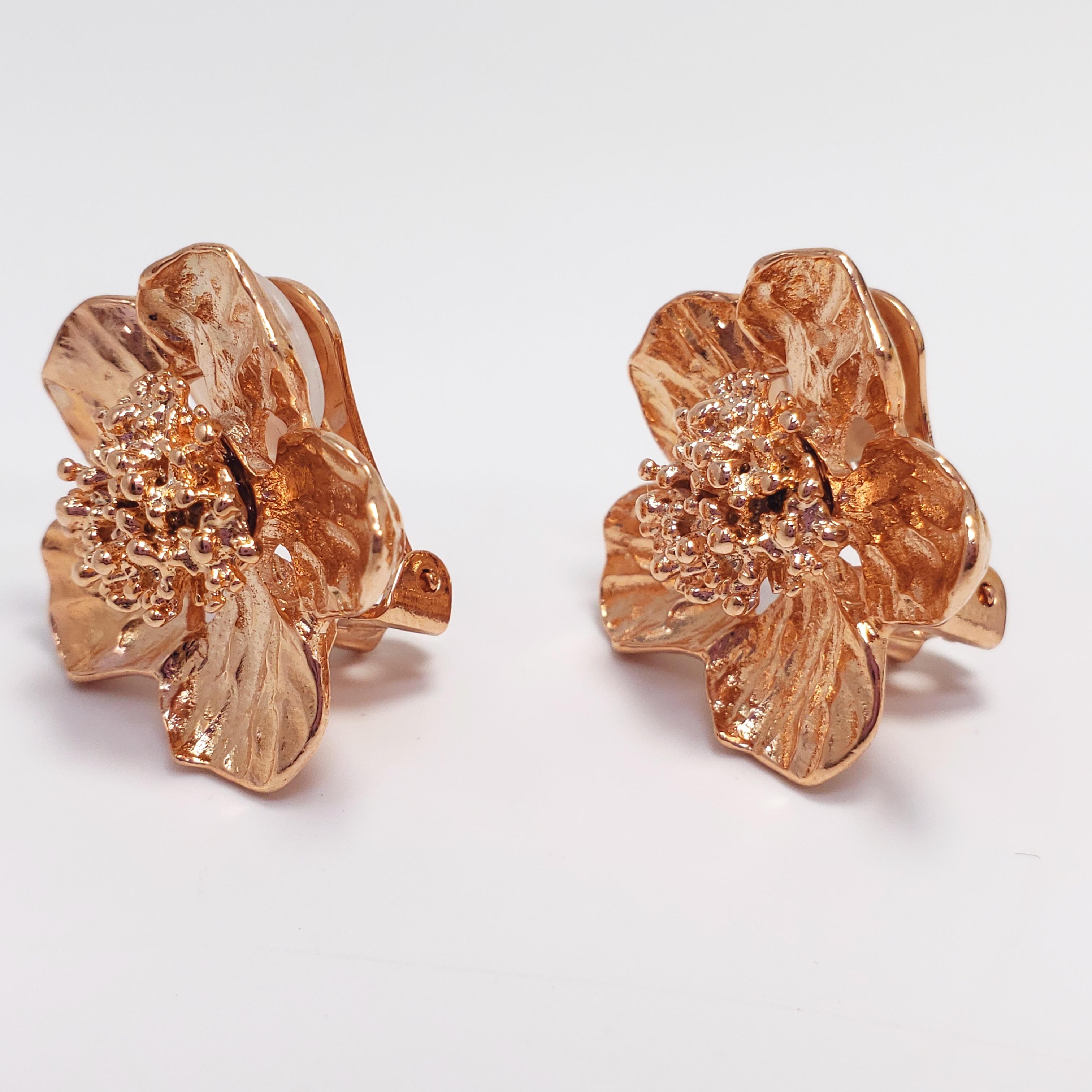 Oscar de la Renta Oscar de la Renta Bold Rose Gold Blume Knopf Clip auf Mode Ohrringe im Zustand „Neu“ im Angebot in Milford, DE